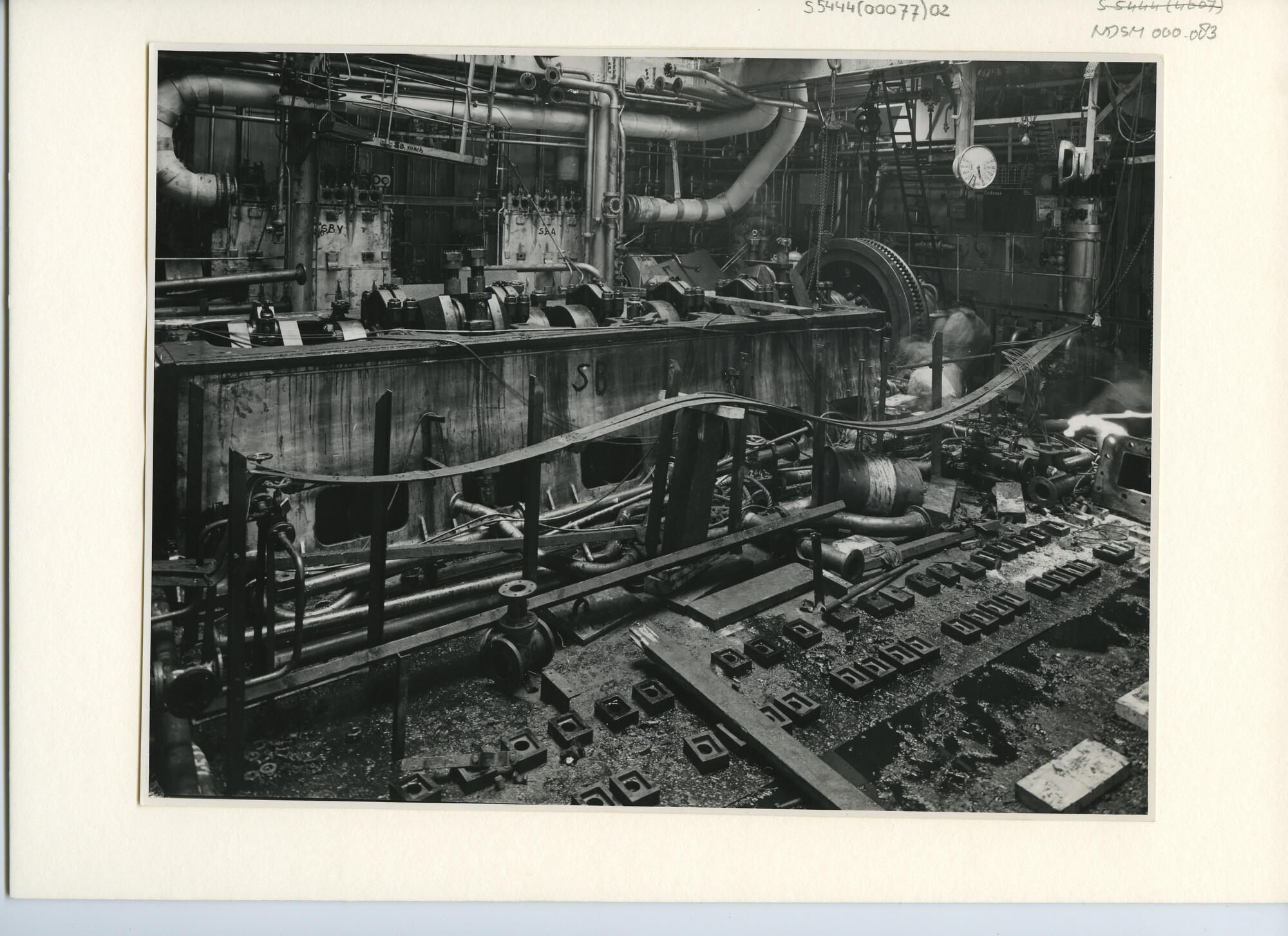 S.5444(0077)2; Foto van de vernieuwing van de machinekamer-fundatie van het Argentijnse vracht/koelschip ms. El Gaucho door de NDSM; foto