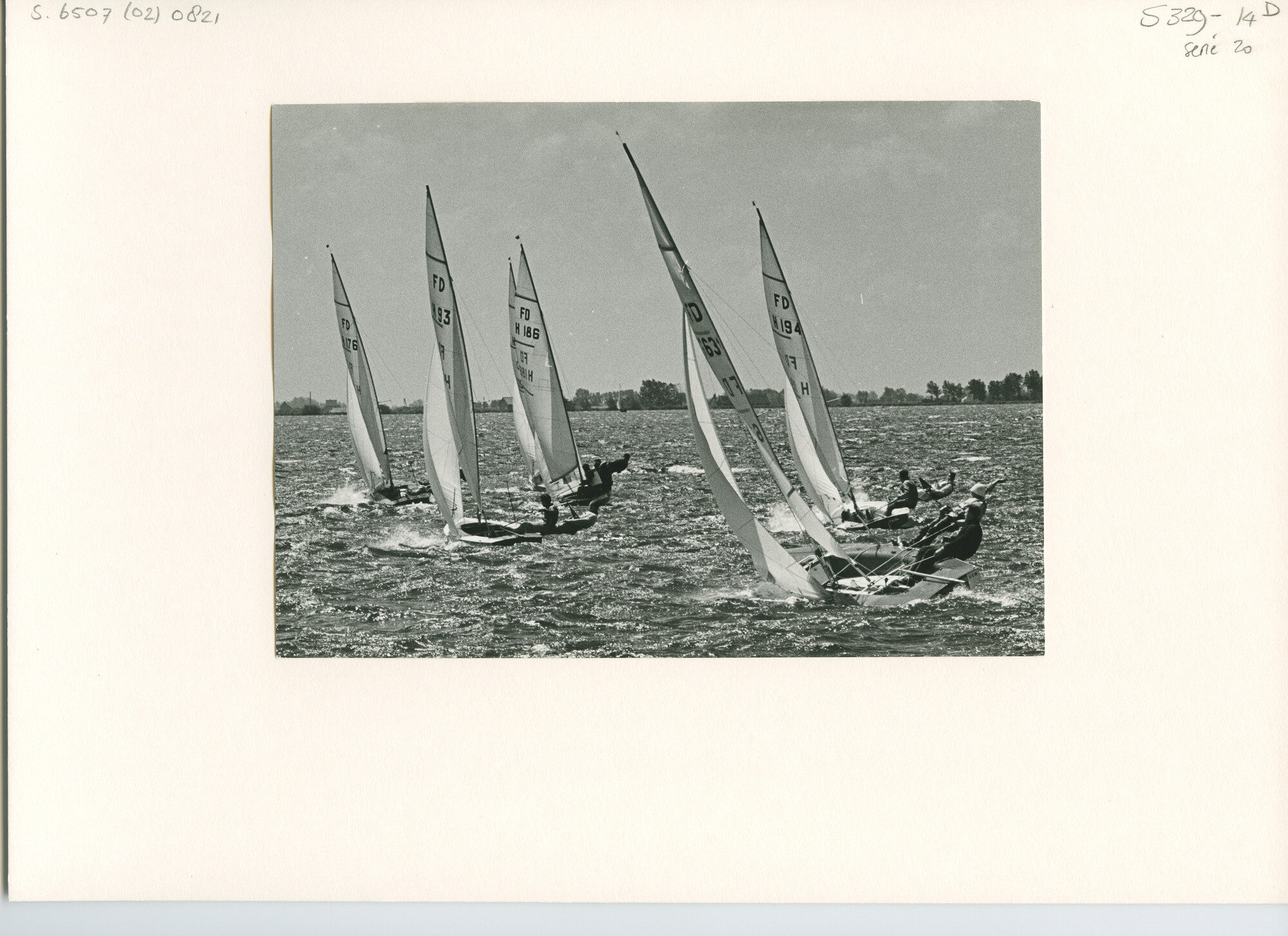 S.6507(02)0821.01; Zwart-wit foto van de FD-klasse op de Westeinderplassen bij flinke wind; foto