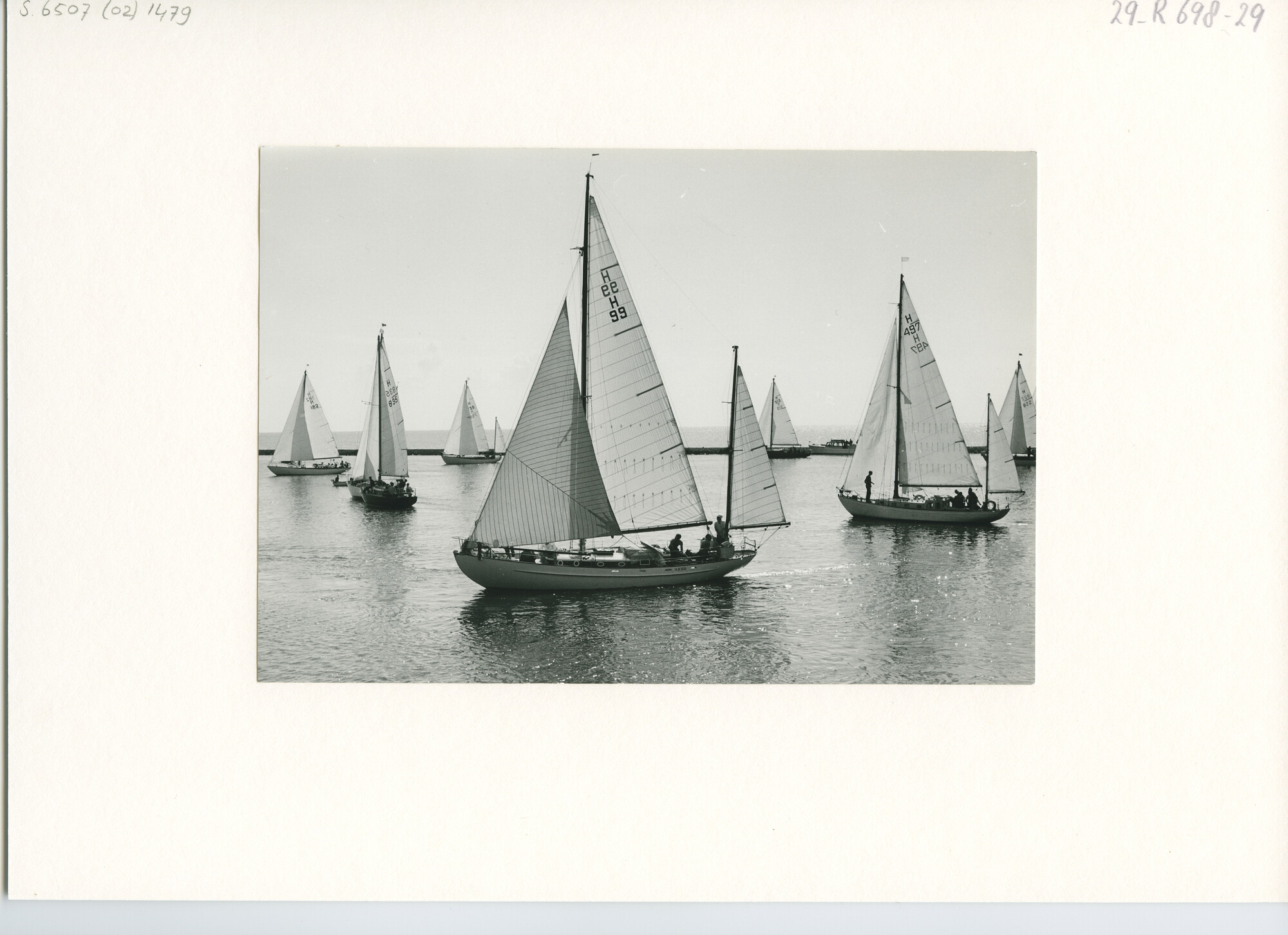 S.6507(02)1479.01; Zwart-wit foto van de start van de Flevorace 1964 bij zwakke wind; foto
