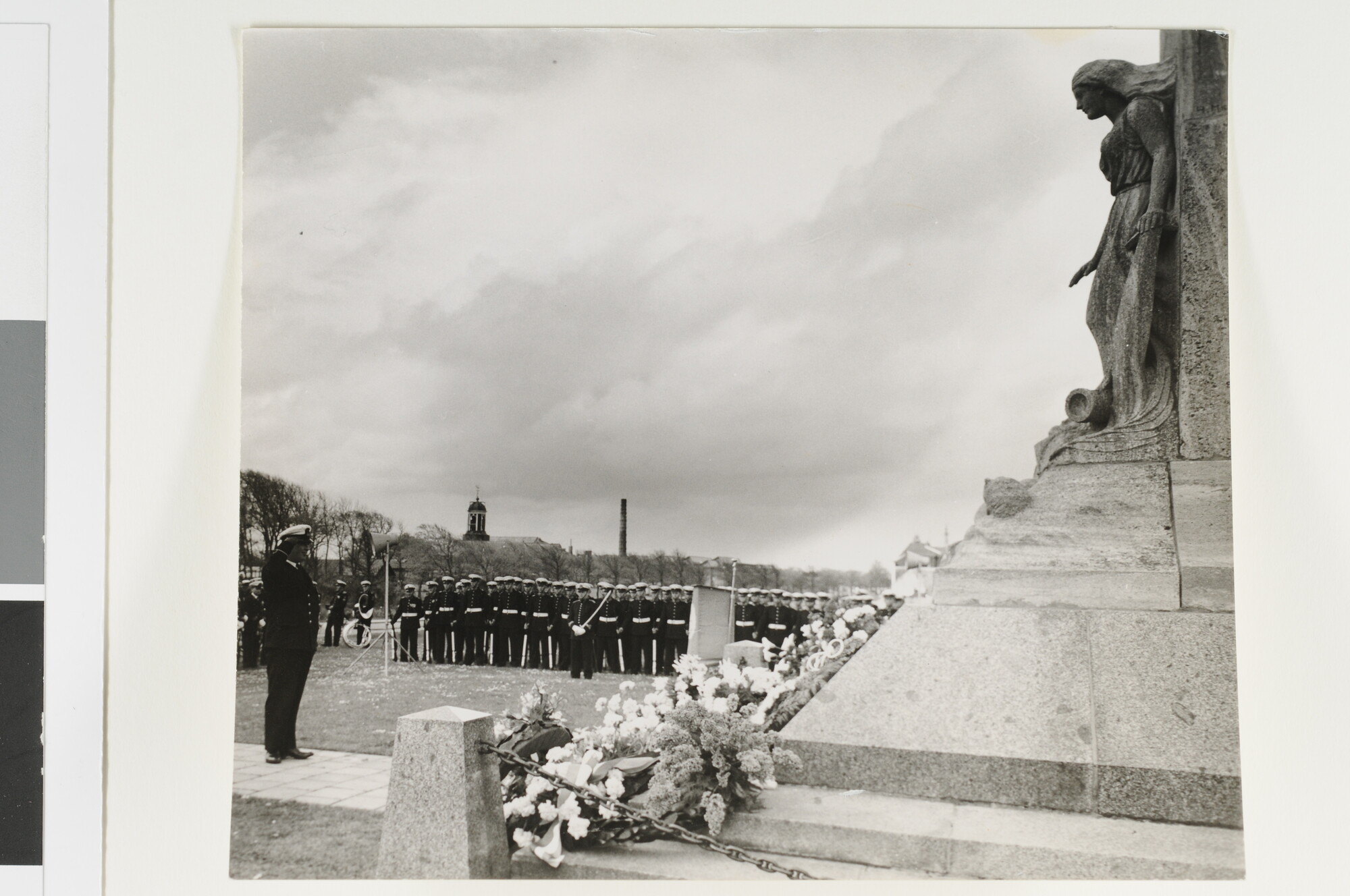 1992.1531; Kranslegging bij een Marinemonument in Den Helder; foto