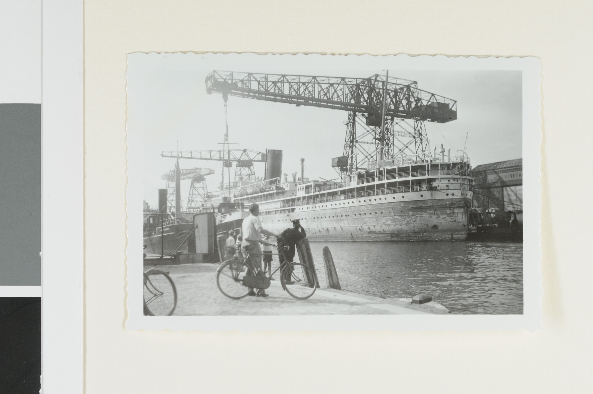 S.4380(04)431a; Het passagiersschip ms. 'Indrapoera' van de Rotterdamsche Lloyd ligt aan de afbouwkade van de Koninklijke Maatschappij 'De Schelde' te Vlissingen; negatief