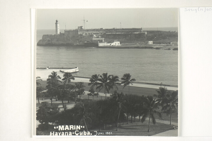 S.5219(12)0595; De coaster ms. 'Marin', gebouwd op de helling van de Arnhemsche Stoomsleephelling Maatschappij (ASM), vaart de haven van Havanna (Cuba) binnen; foto