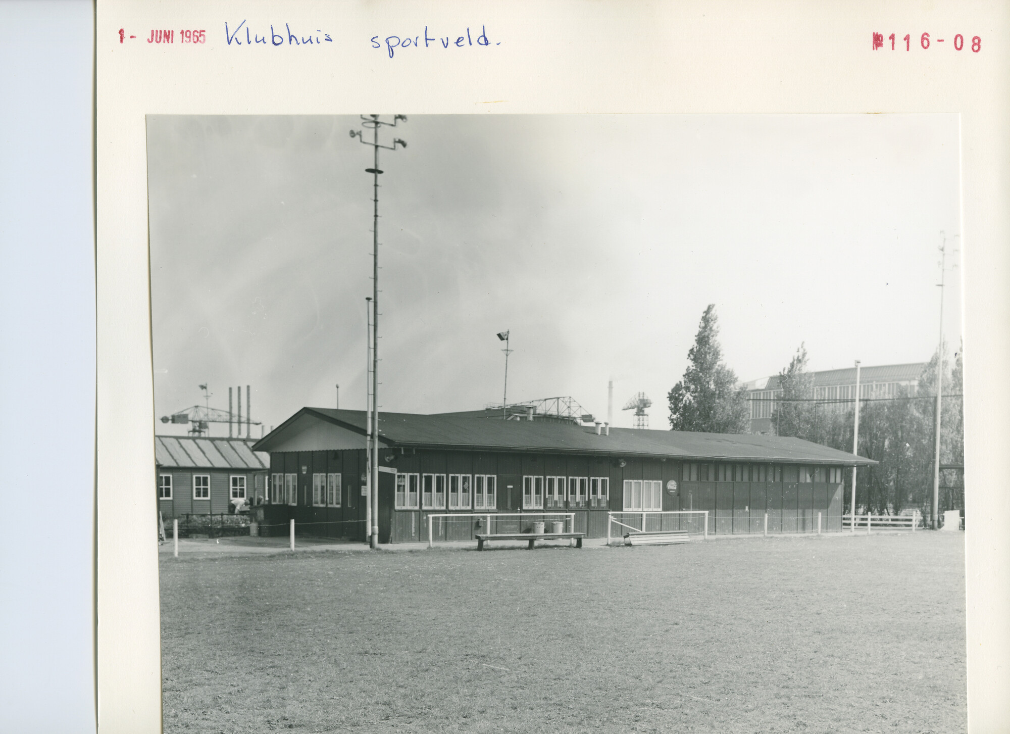 S.5444(4470); Foto van clubhuis en sportveld; foto