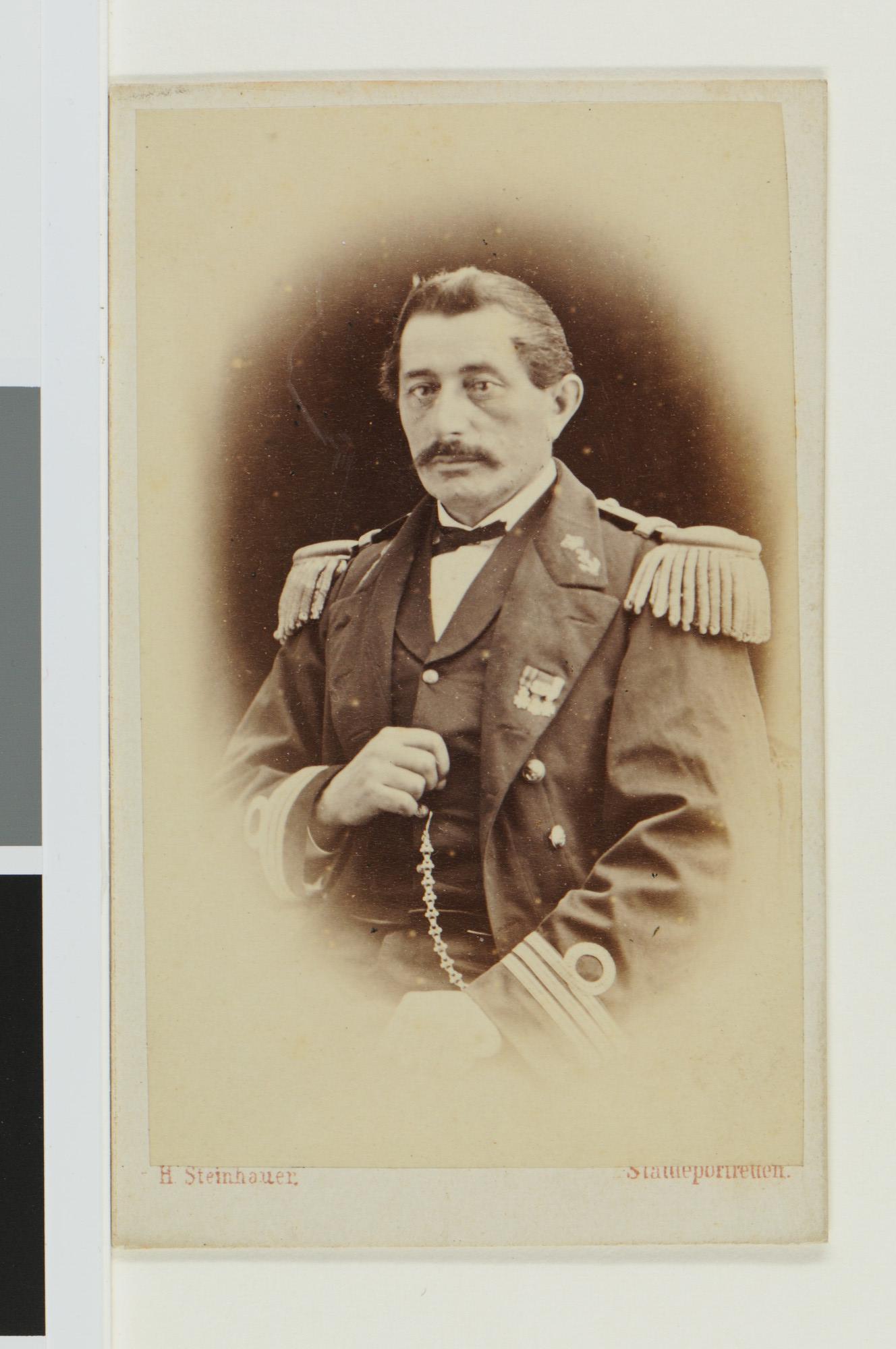 S.0653(16)23; Portretfoto van D.J.W.A.G. Coops (1846-1912), luitenant ter zee; foto