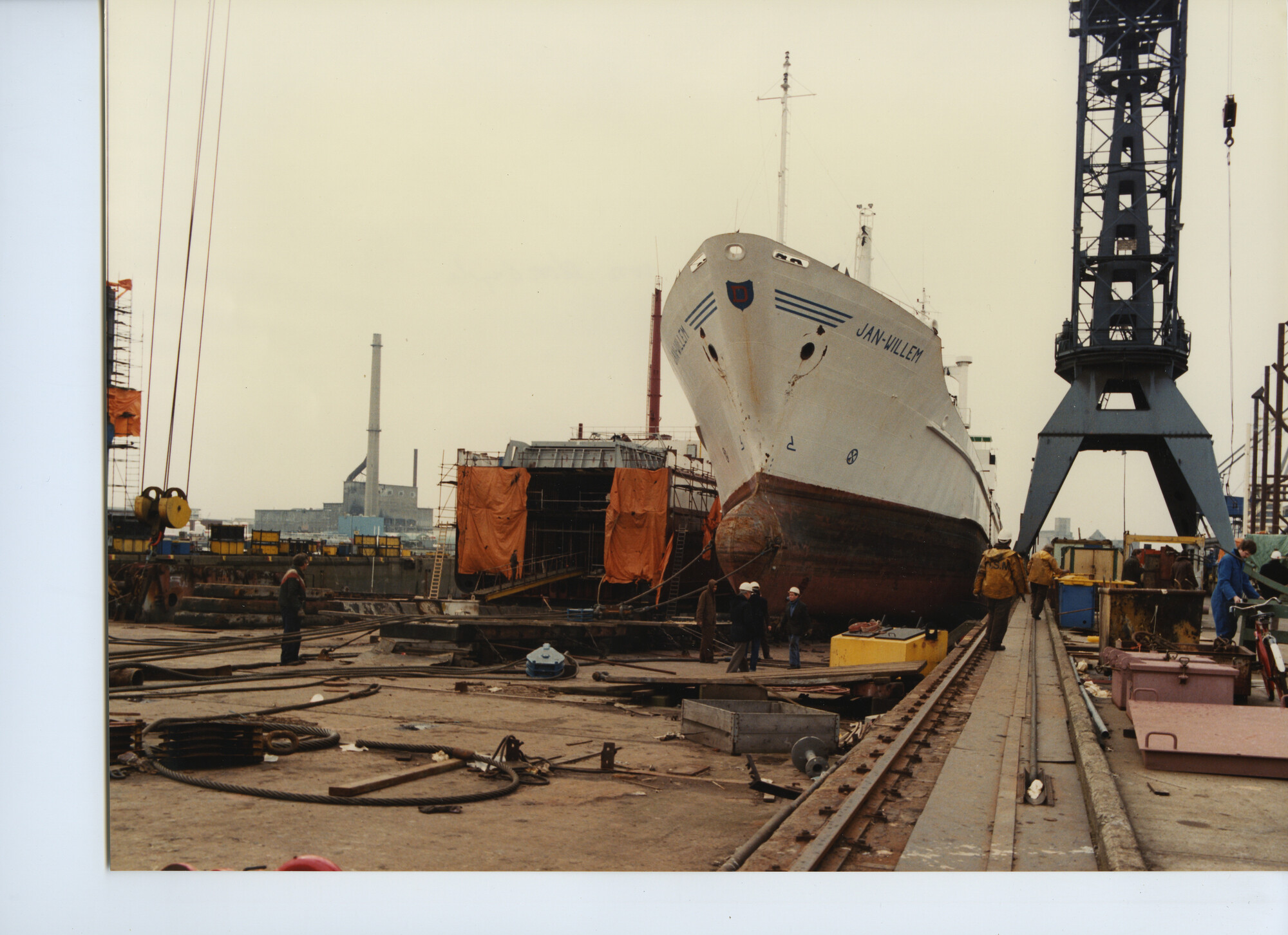 S.5444(00010)08; Foto van de plaatsing van een tussensectie bij het koelschip ms. 'Jan Willem'; foto