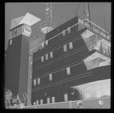 S.5219(12)0633a; Negatieven van het containerschip ms. Otto Porr in een haven; negatief