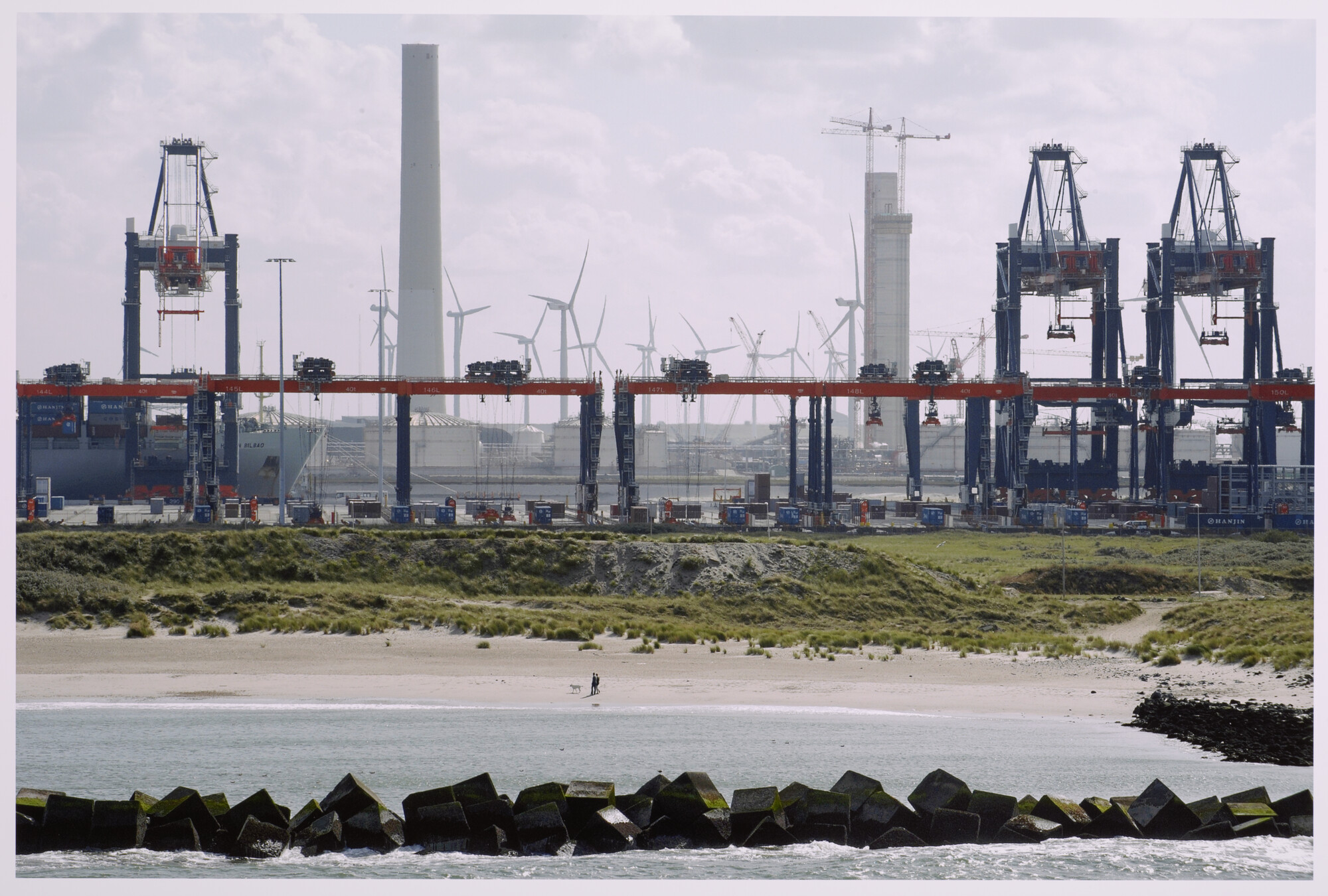 2013.0685; Kleurenfoto van containerkranen en windmolens op de tweede Maasvlakte, 2008; foto