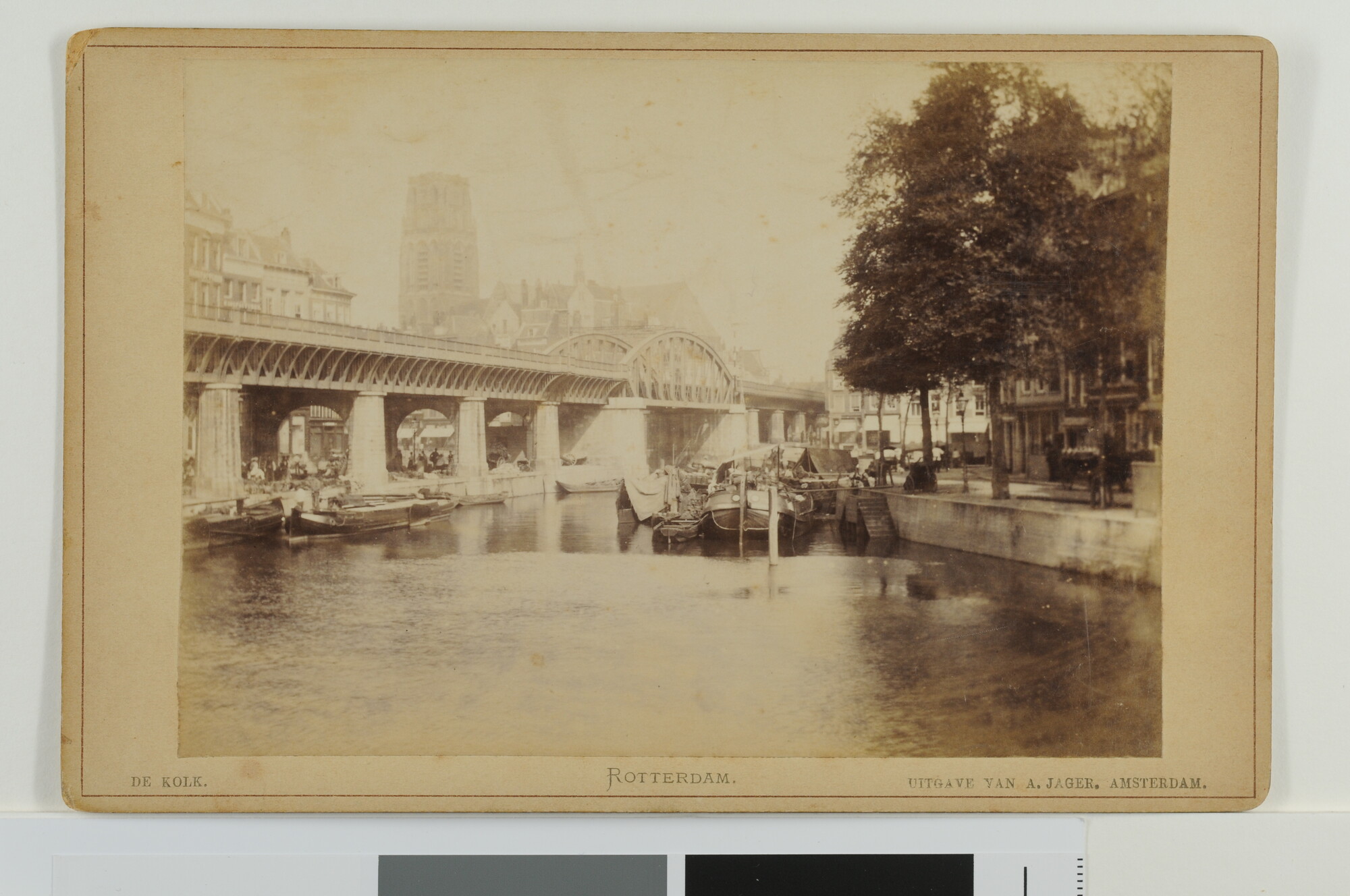 1997.1134; Kabinetfoto. Gezicht op Rotterdam, de Kolk met spoorbrug nabij de Blaak; foto