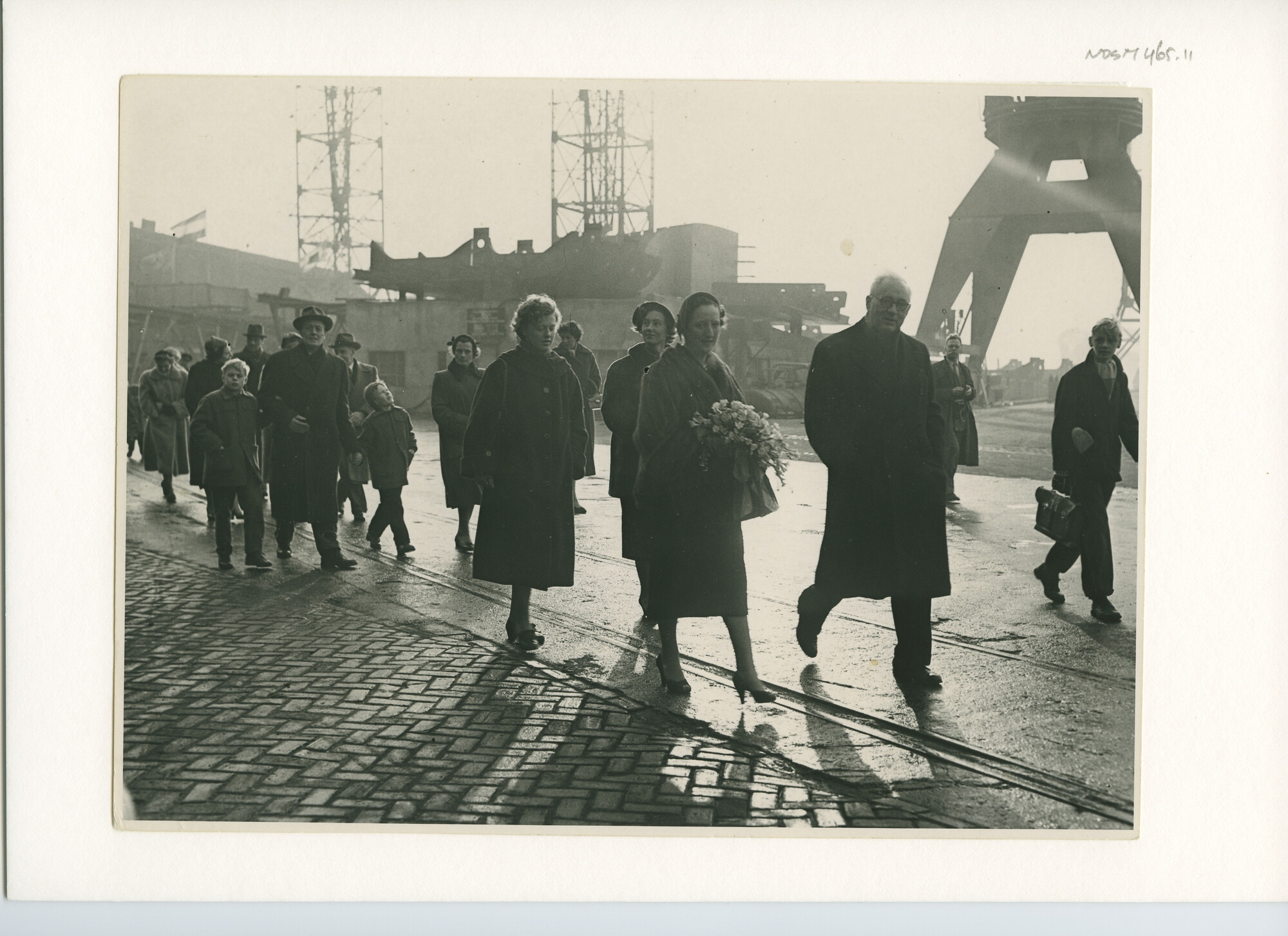S.5444(2585)2; Foto van de tewaterlating van de tanker ms. Dorestad van de Amsterdam; foto