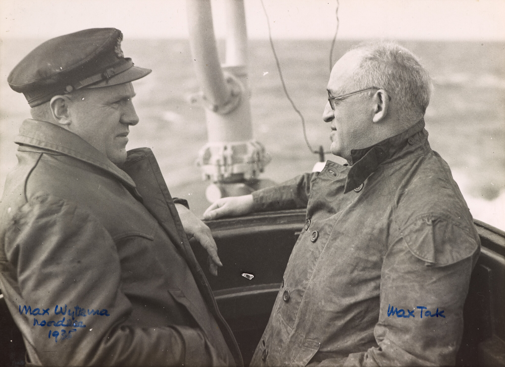 1994.2051; M.S. Wytema en M. Tak in gesprek op de brug van Hr.Ms. K XVIII op de Noordzee [...]; foto