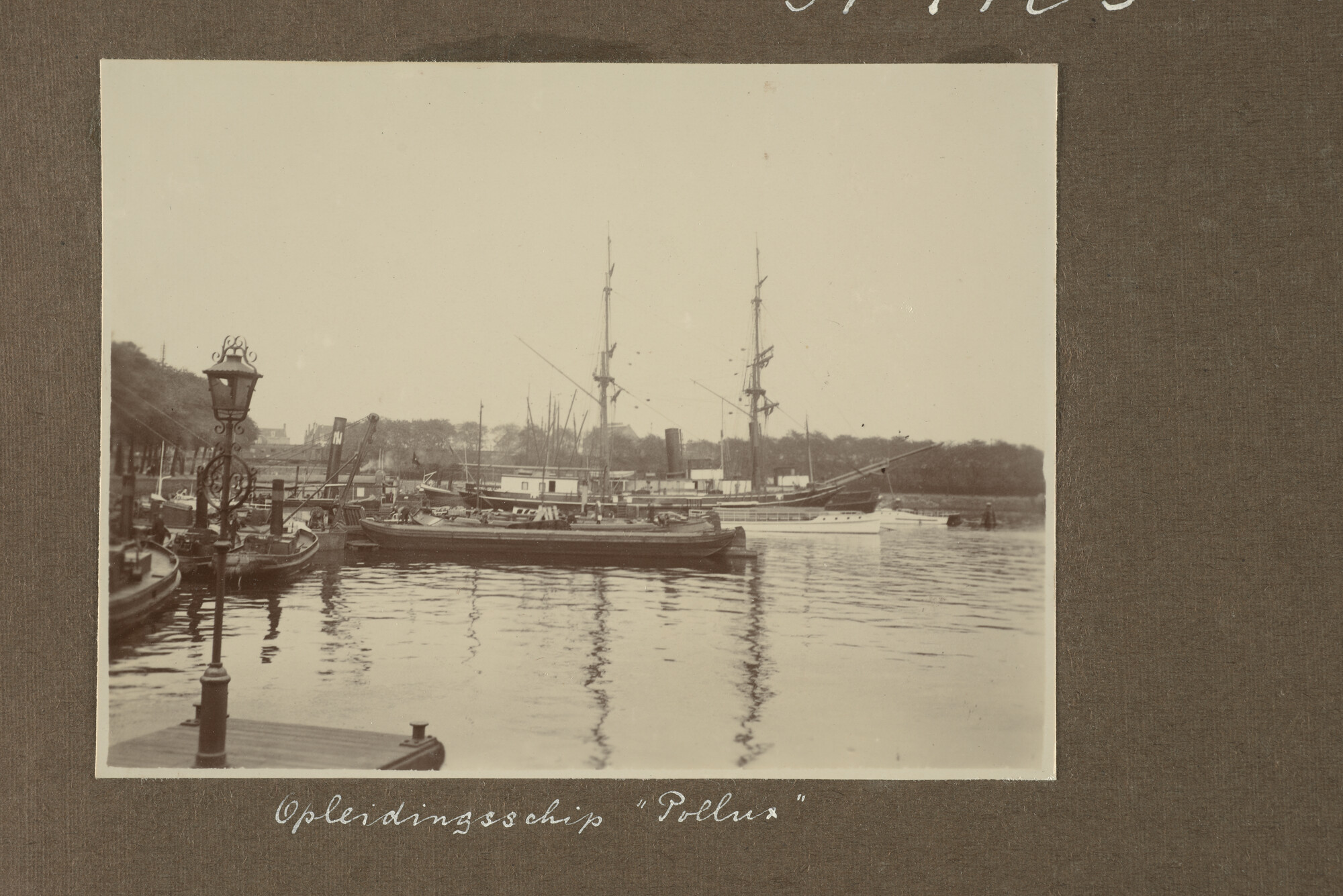 1997.1438; Zes losse bladen uit een fotoalbum van L.L. Bergsma met voornamelijk 'kiekjes'; foto
