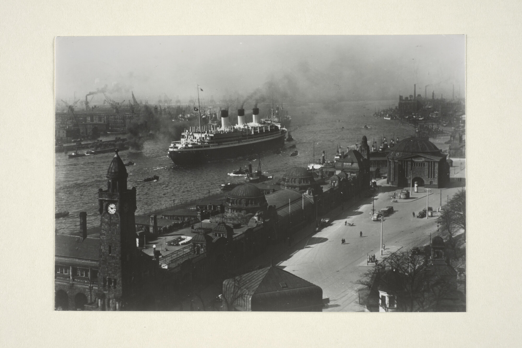 1997.4646; Het Duitse passagiersschip ss. 'Cap Arcona' van de Hamburg Süd Amerikanische Dampfschiffahrts Gesellschaft gezien bij het vertrek uit de haven van Hamburg; foto