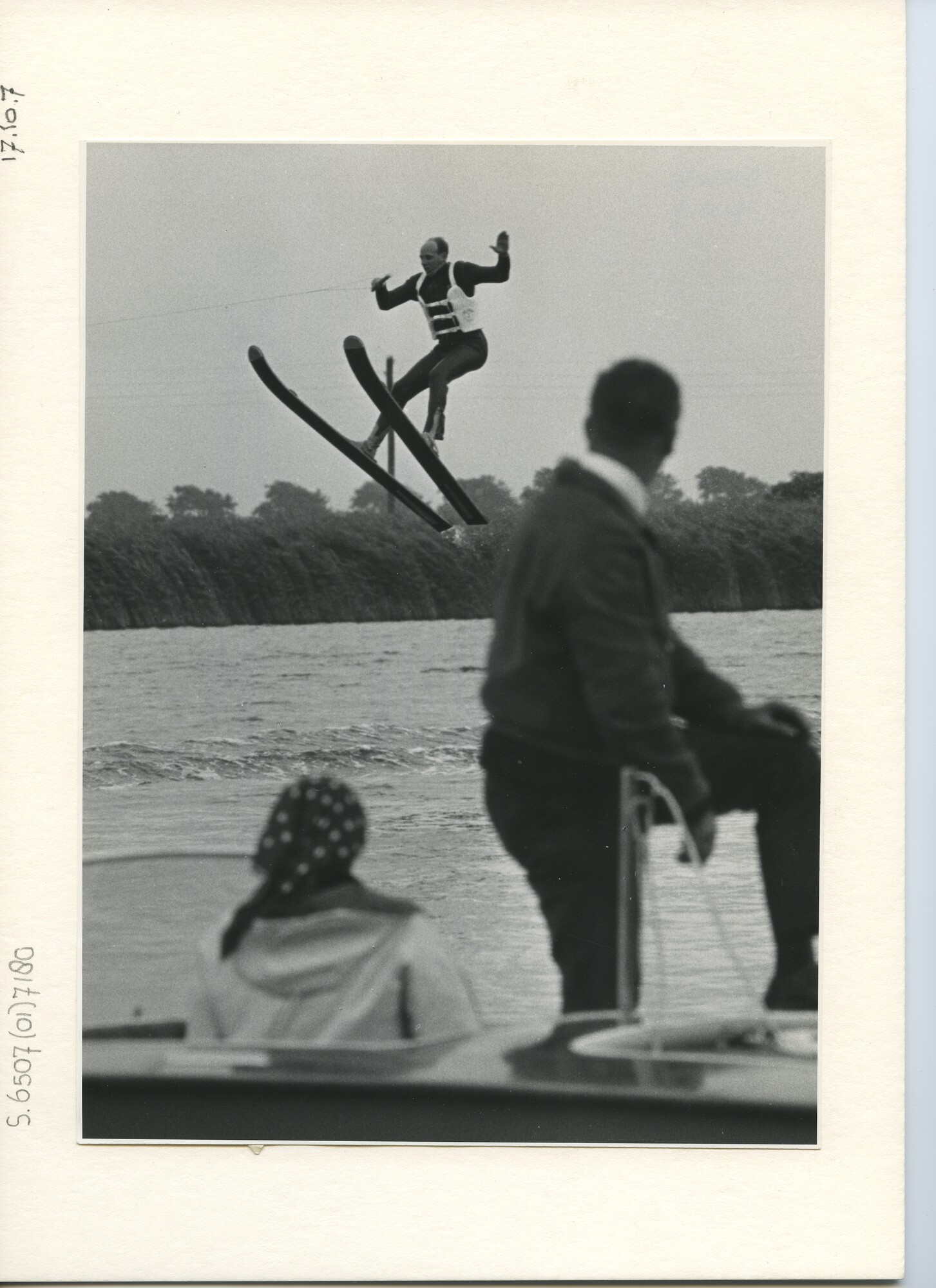 S.6507(01)7180; Foto van J. Zeeman tijdens schansspringen bij waterskikampioenschappen in Anna Paulowna; foto