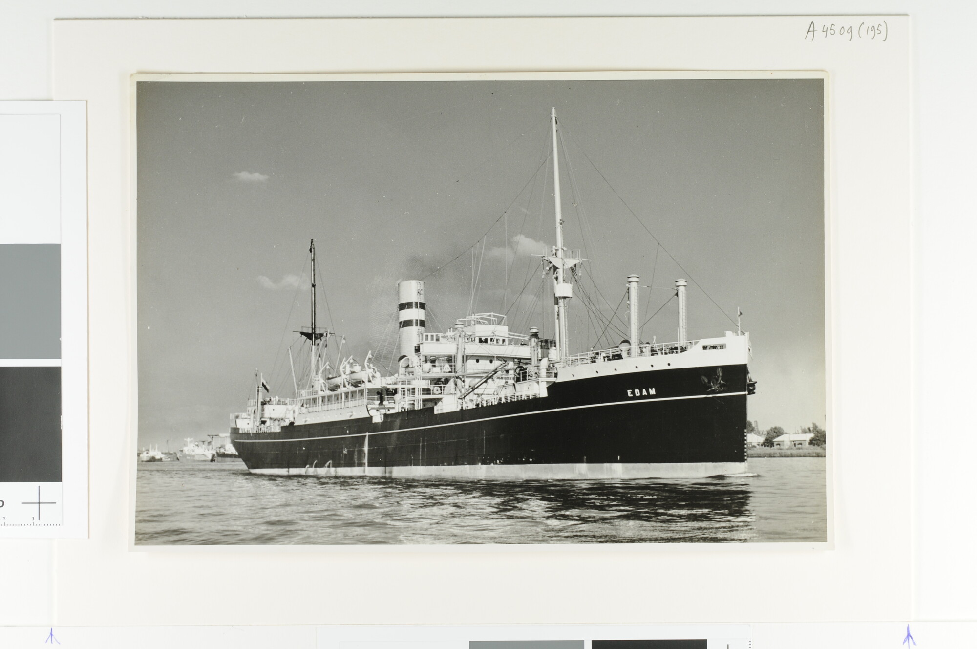A.4509(195) [nr 0002]; Het vracht- en passagiersschip ss. 'Edam' van de Holland-Amerika Lijn gezien bij het vertrek uit een haven; foto