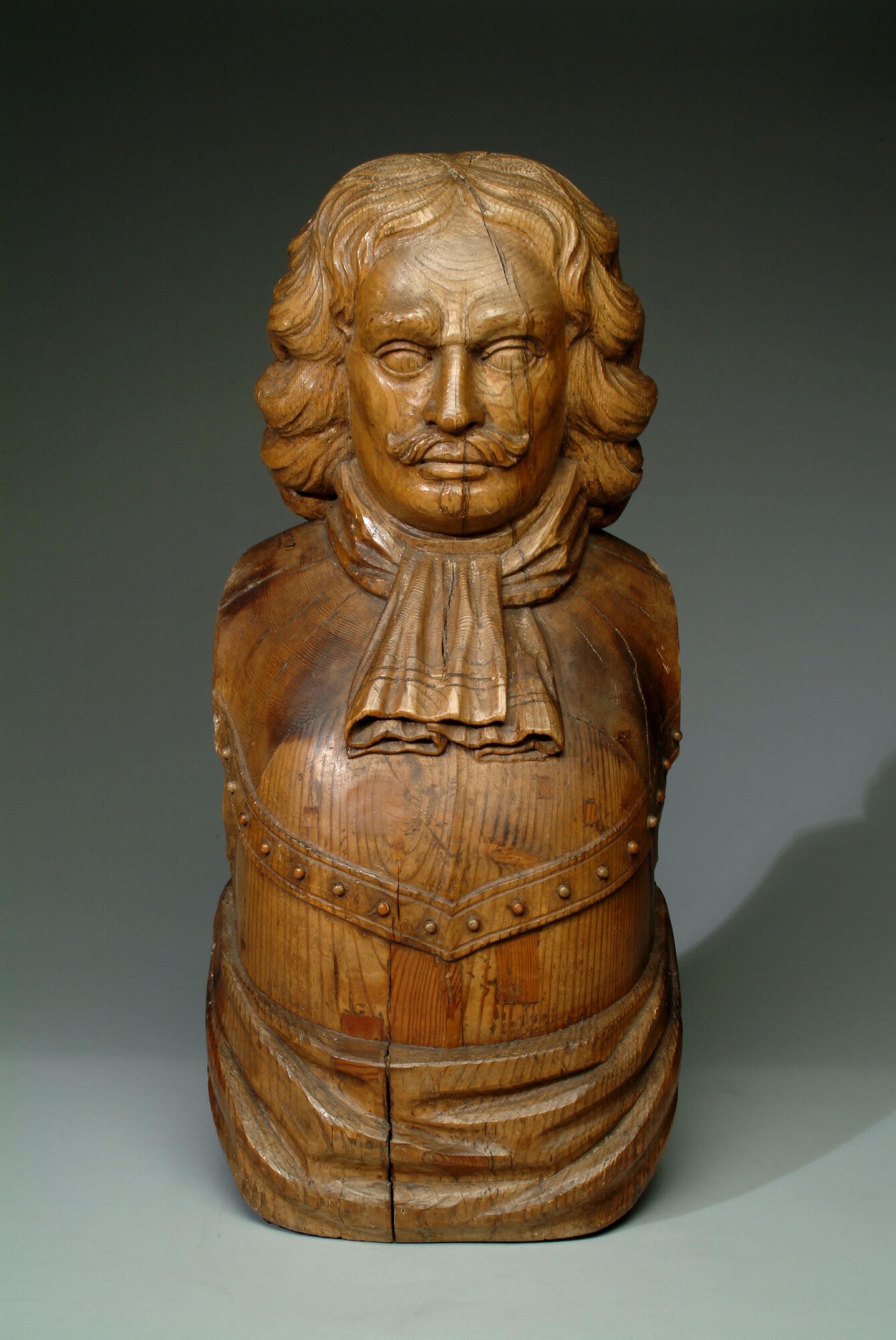 S.1277(07); Schegbeeld (buste) voorstellend Michiel Adriaansz. de Ruyter; boegversiering