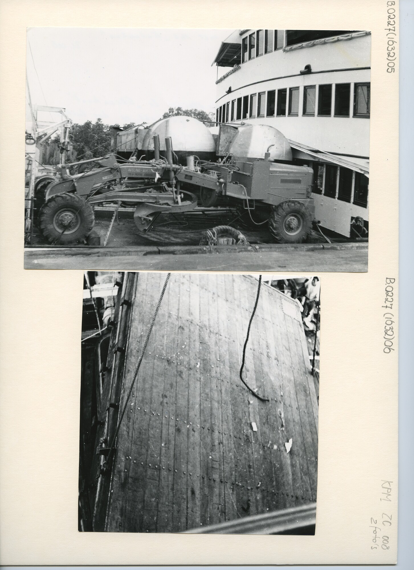B.0227(1632)06; Foto van het vervoer van draglines met ms. Kaloekoe van Hollandia naar Merauke; foto