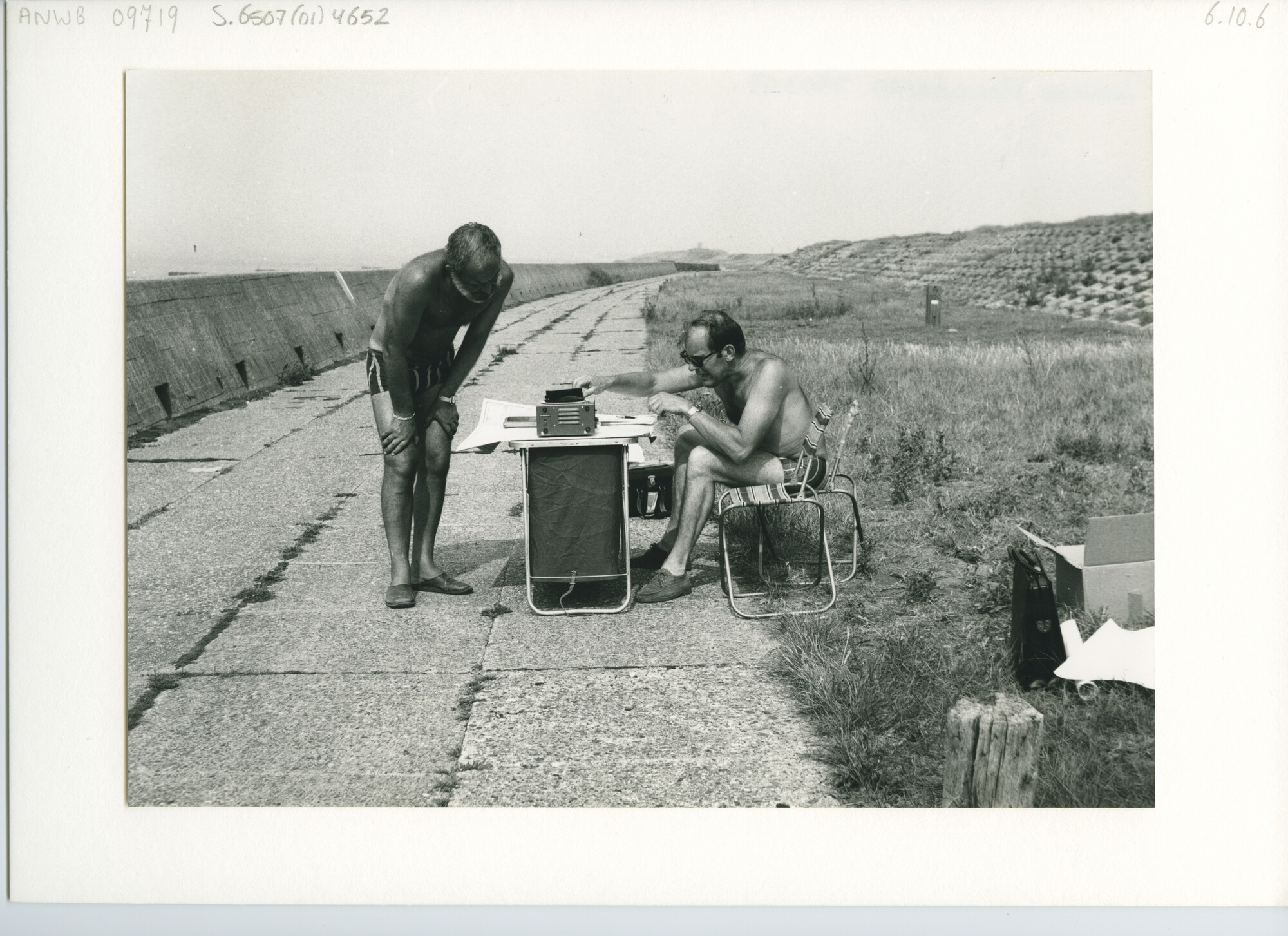S.6507(01)4652; Foto van twee mannen met een radio op een zomerse dag.; foto