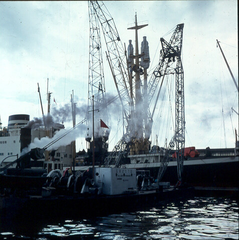 S.9100(0863); Drijvende bok in de haven van Amsterdam; diapositief