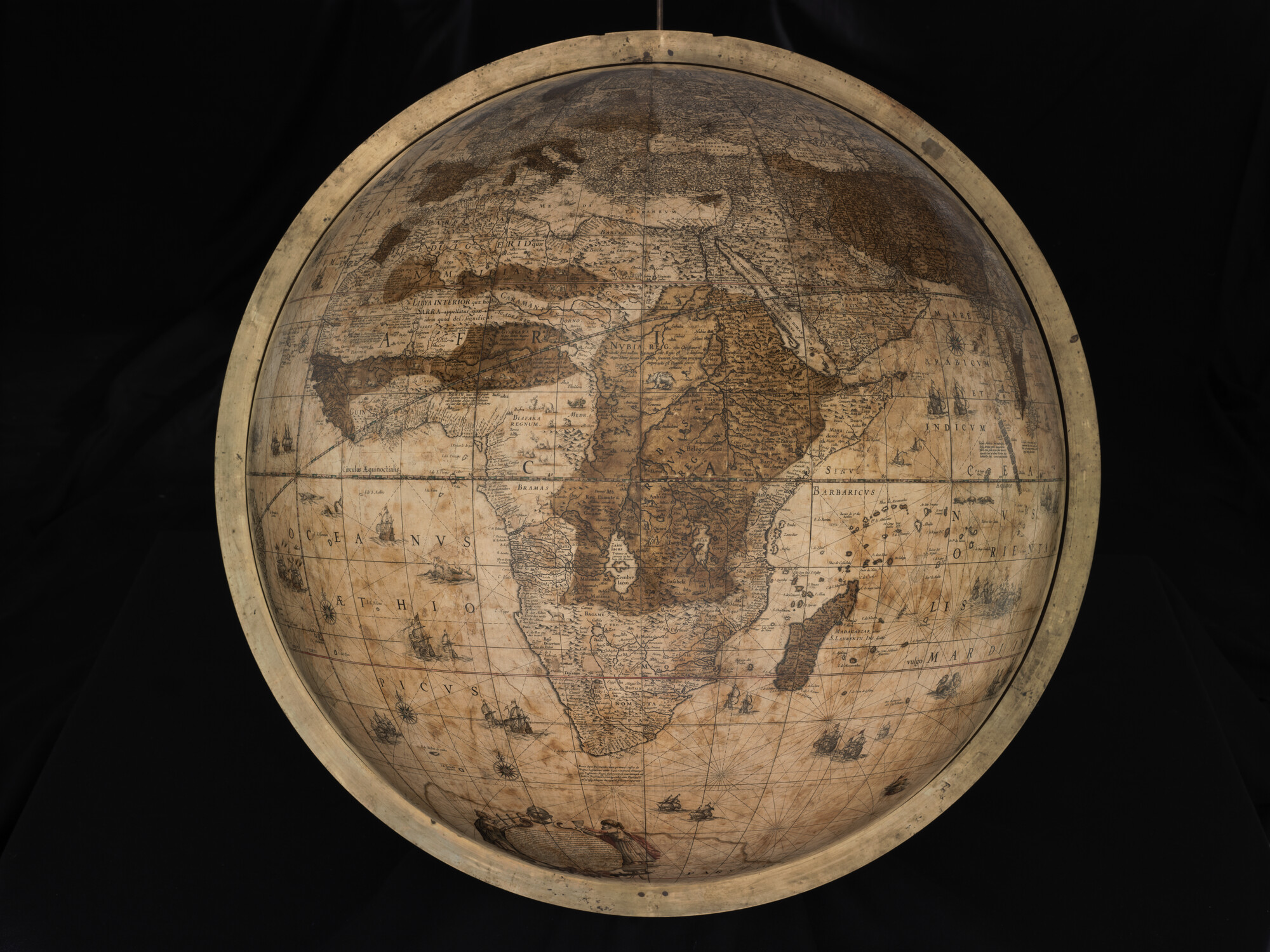 A.1224(01); Aardglobe van 68 cm. in doorsnede door Willem Jansz. Blaeu, 1645-1648; globe