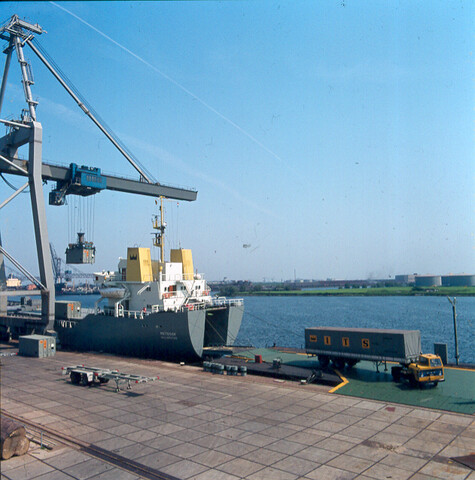 S.9100(5283); Dia Ro-Ro ponton met het containerschip ms. Meteoor van Meteoor Shipping [...]; diapositief