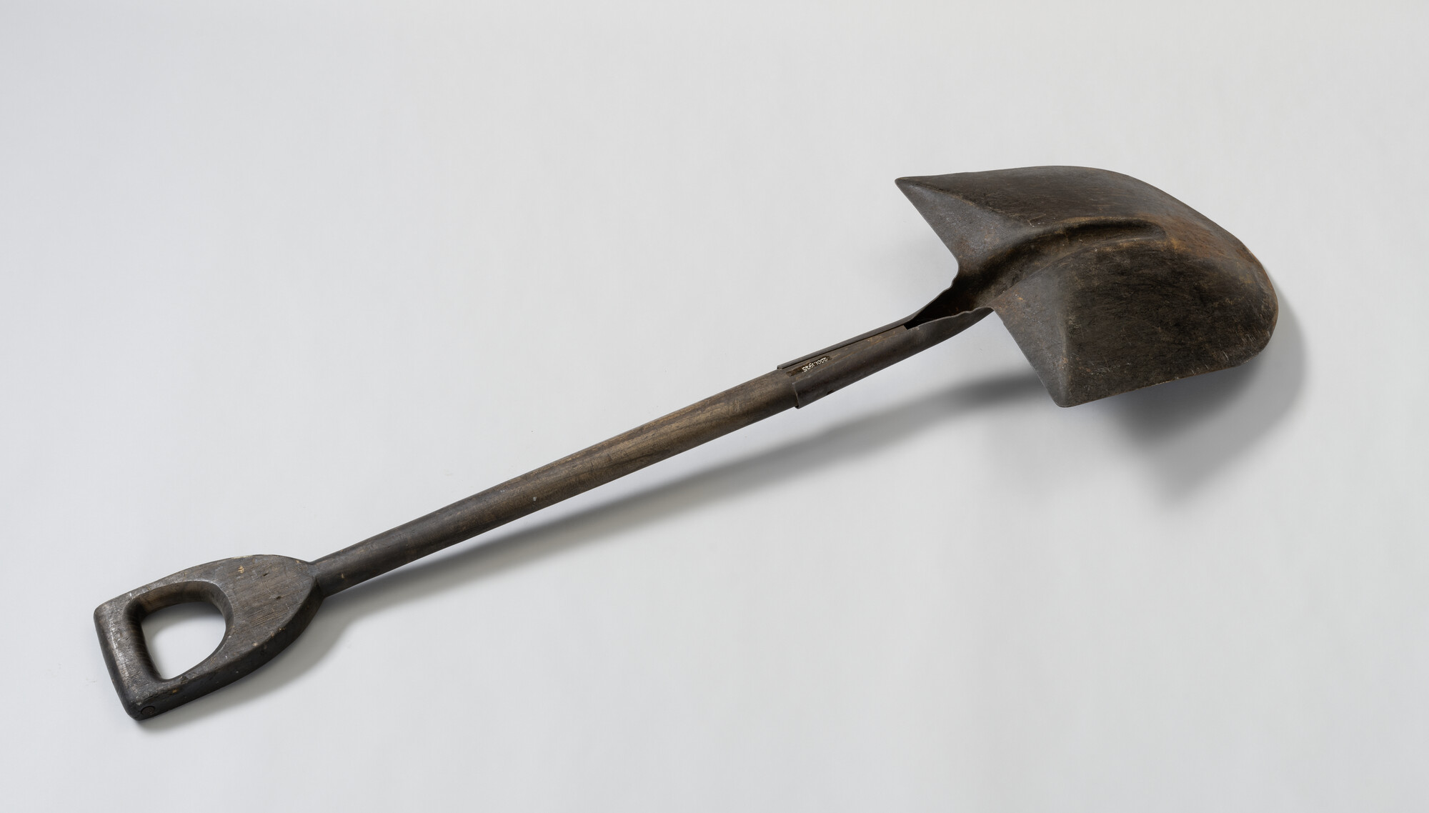 2001.1925; Houten schep met steigbeugelvormig handvat; schep