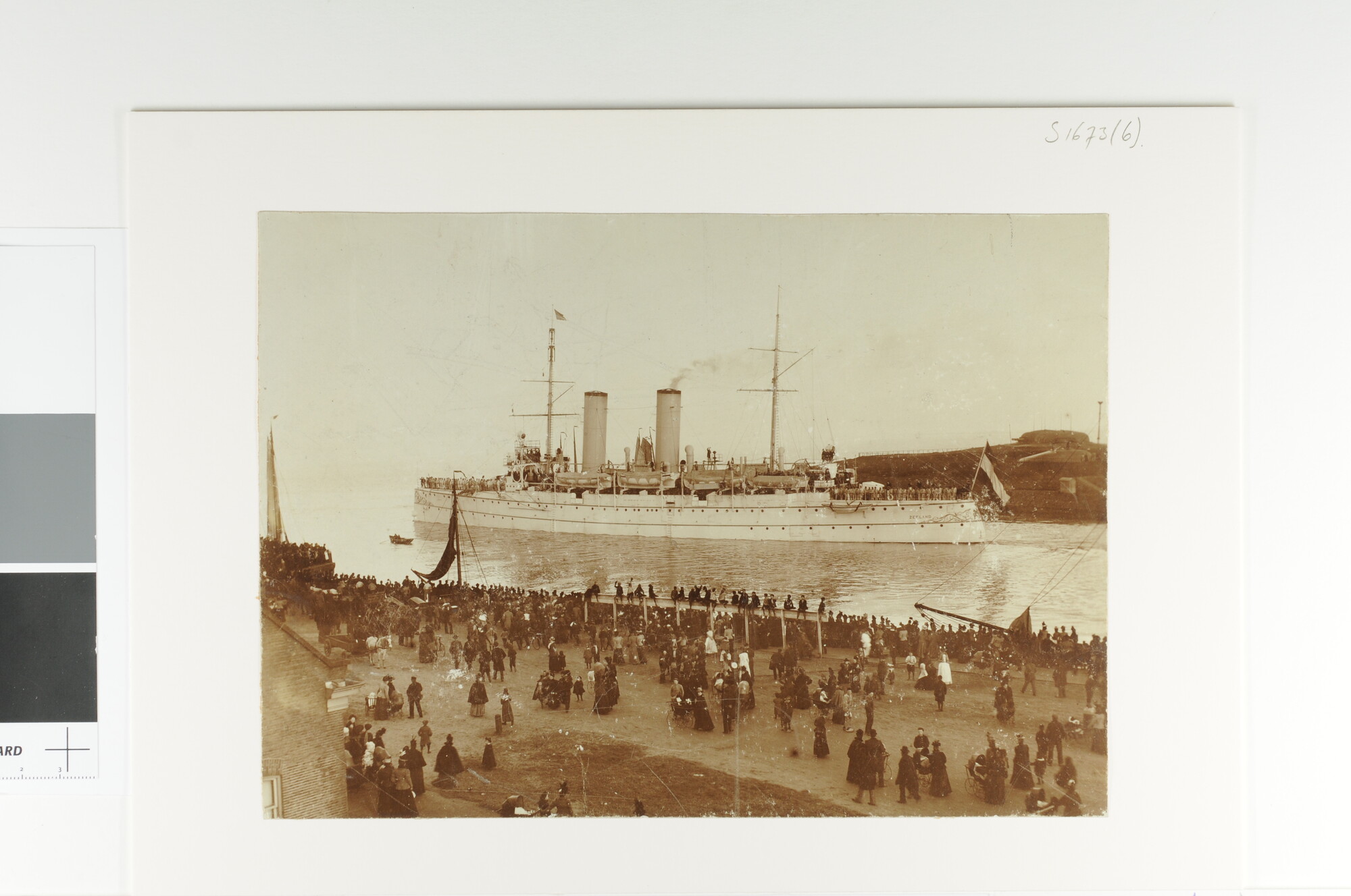 S.1673(06); Het pantserdekschip Hr.Ms. 'Zeeland' bij het vertrek uit het Nieuwe Diep (Den Helder); foto