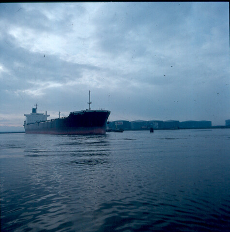 S.9100(8636); Dia van de Italiaanse bulkcarrier 'Almare Quarta' (vooraanzicht); diapositief