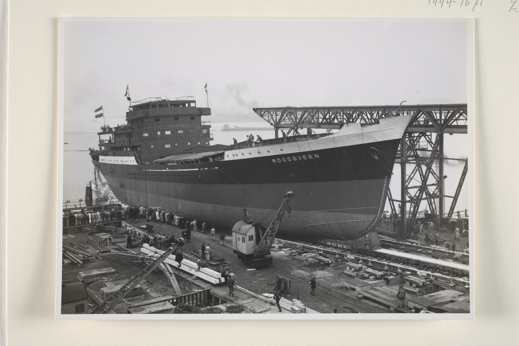 1994.1671; Foto's van de tewaterlating van ms. 'Roggeveen' bij NV; fotoreportage