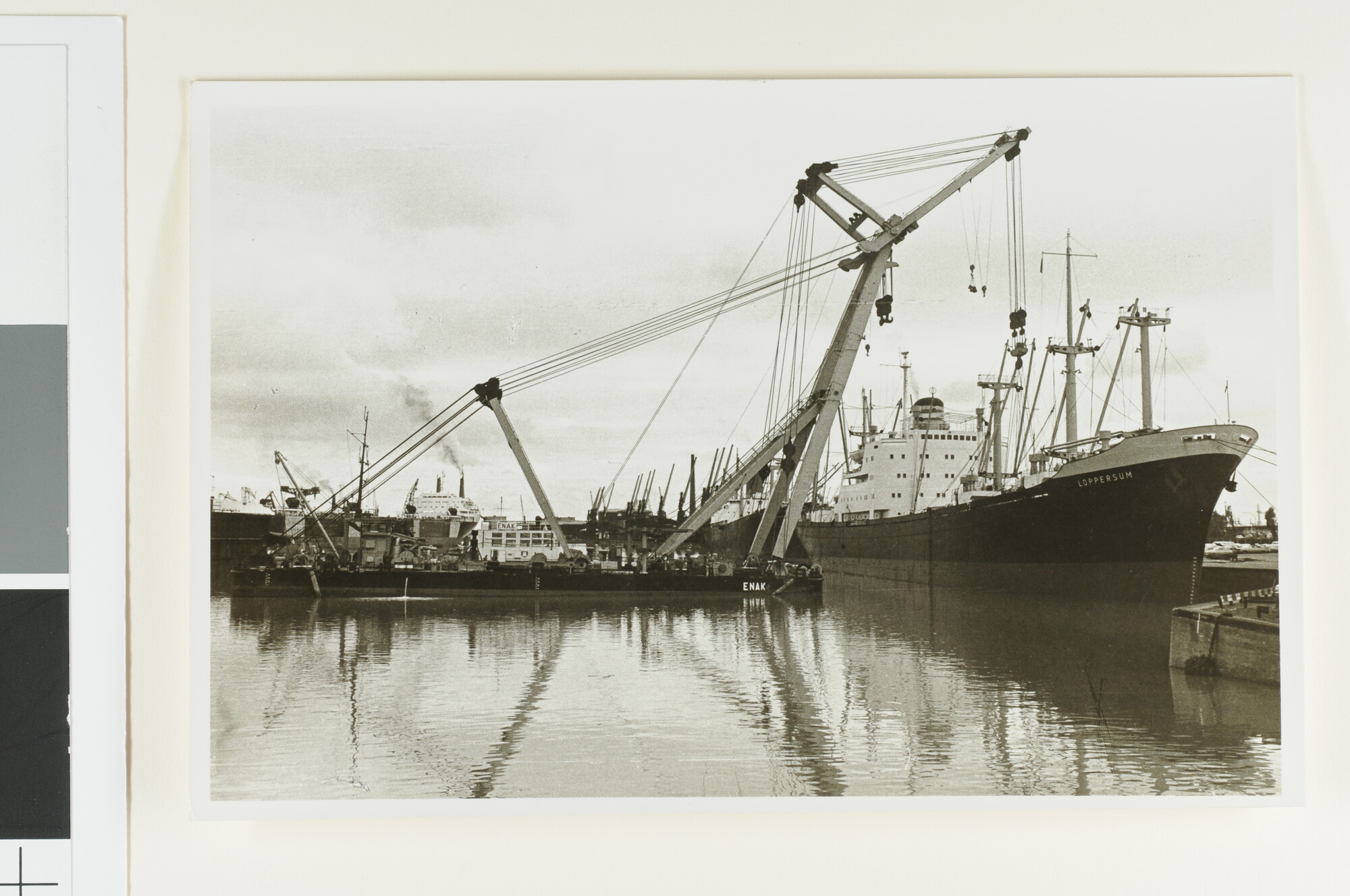 S.7032(003); Foto's van het hijsen van zware lasten aan boord van het vrachtschip ms. 'Loppersum' van de NV; fotoreportage