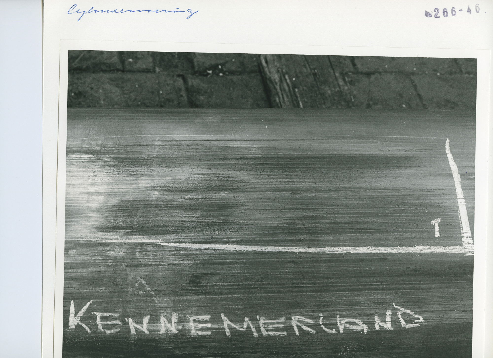 S.5444(5413)3; Foto van schade aan een scheur in een cilindervoering van de hoofdmotor van de Kennemerland; foto