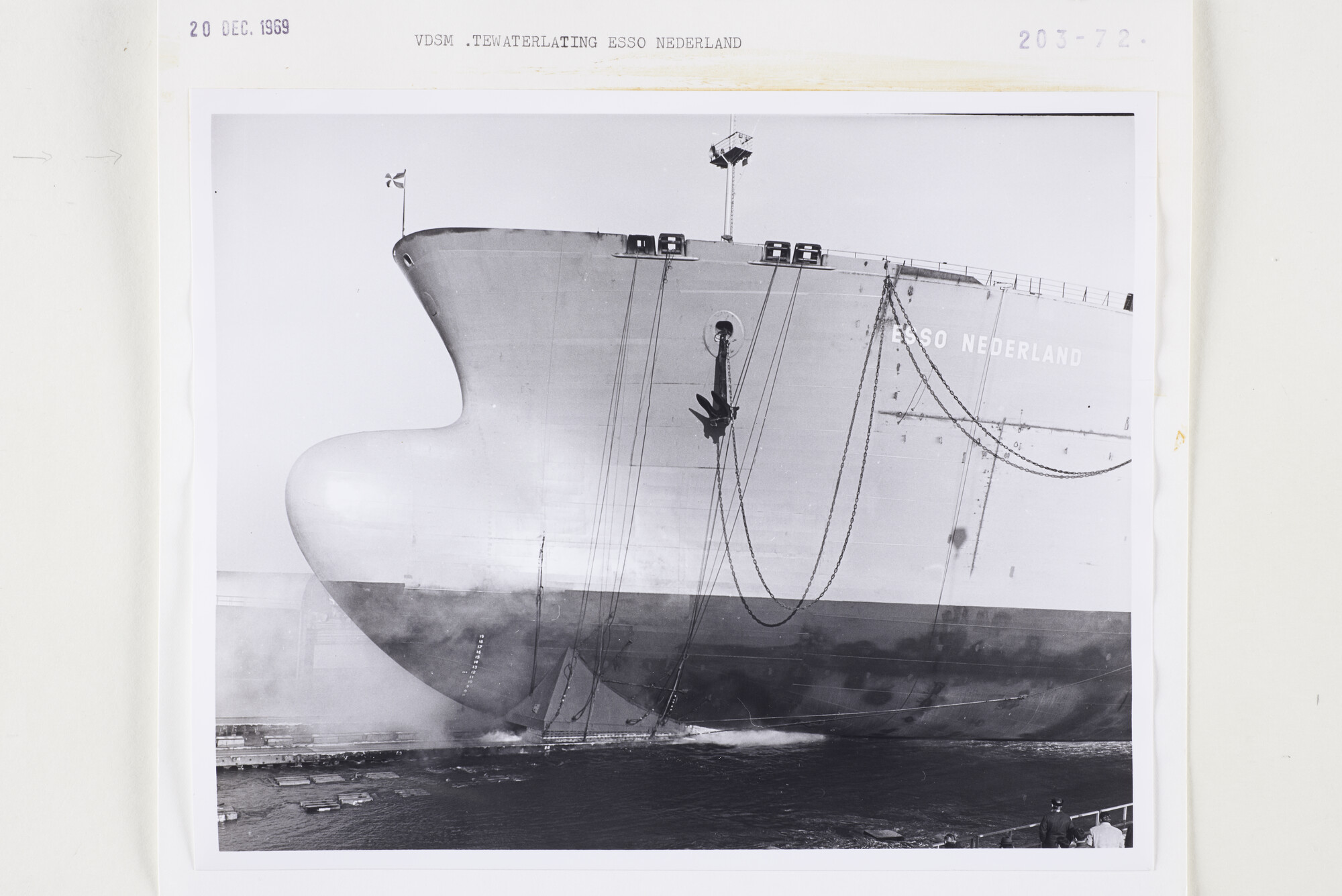 S.5444(5082)10; Foto van de tewaterlating van de mammoettanker Esso Nederland bij de VDSM; foto