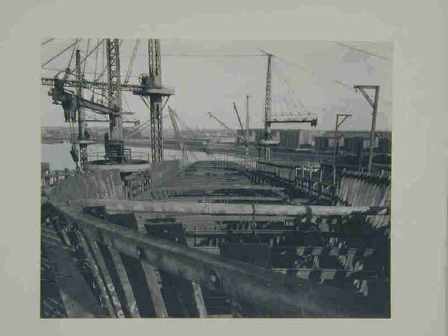 S.4348(01); Herinneringsalbum met bouw- en interieurfoto's aangeboden aan mej. E.D.W. Jonckheer ter gelegenheid van de tewaterlating van het passagiersschip ss. Vondel; fotoalbum