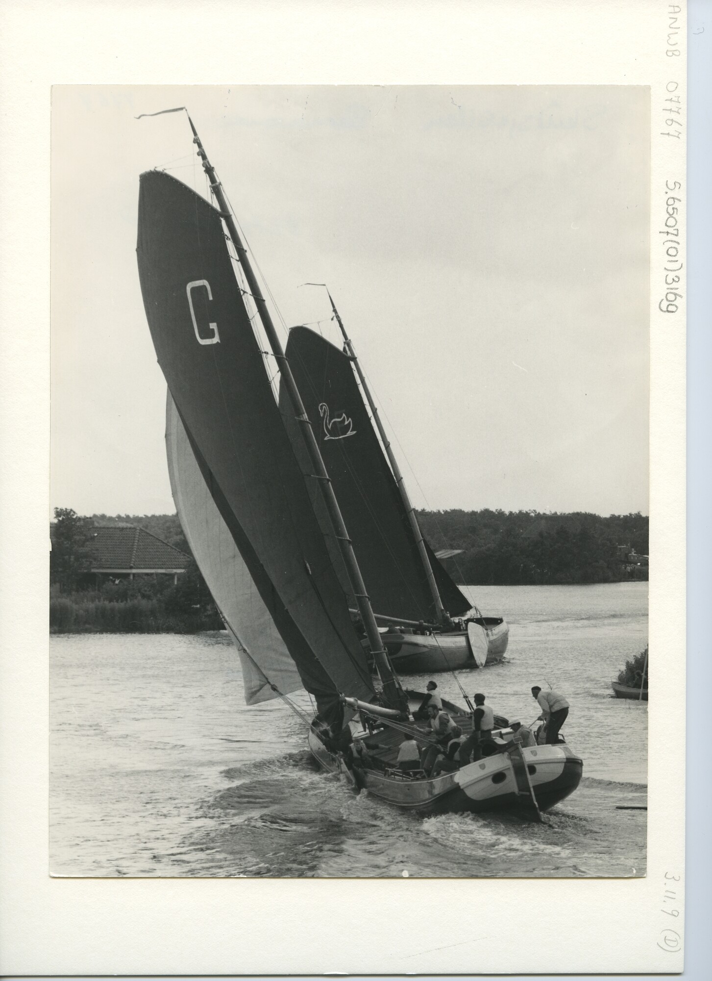 S.6507(01)3169; Twee skûtsjes - tjalken - zeilend aan de wind tijdens Skûtsjesilen te Eernewoude; foto