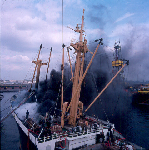 S.9100(6672); Dia brand aan boord van het Indonesische vrachtschip ms. 'Gempita' van de Gesuri Lloyd; diapositief