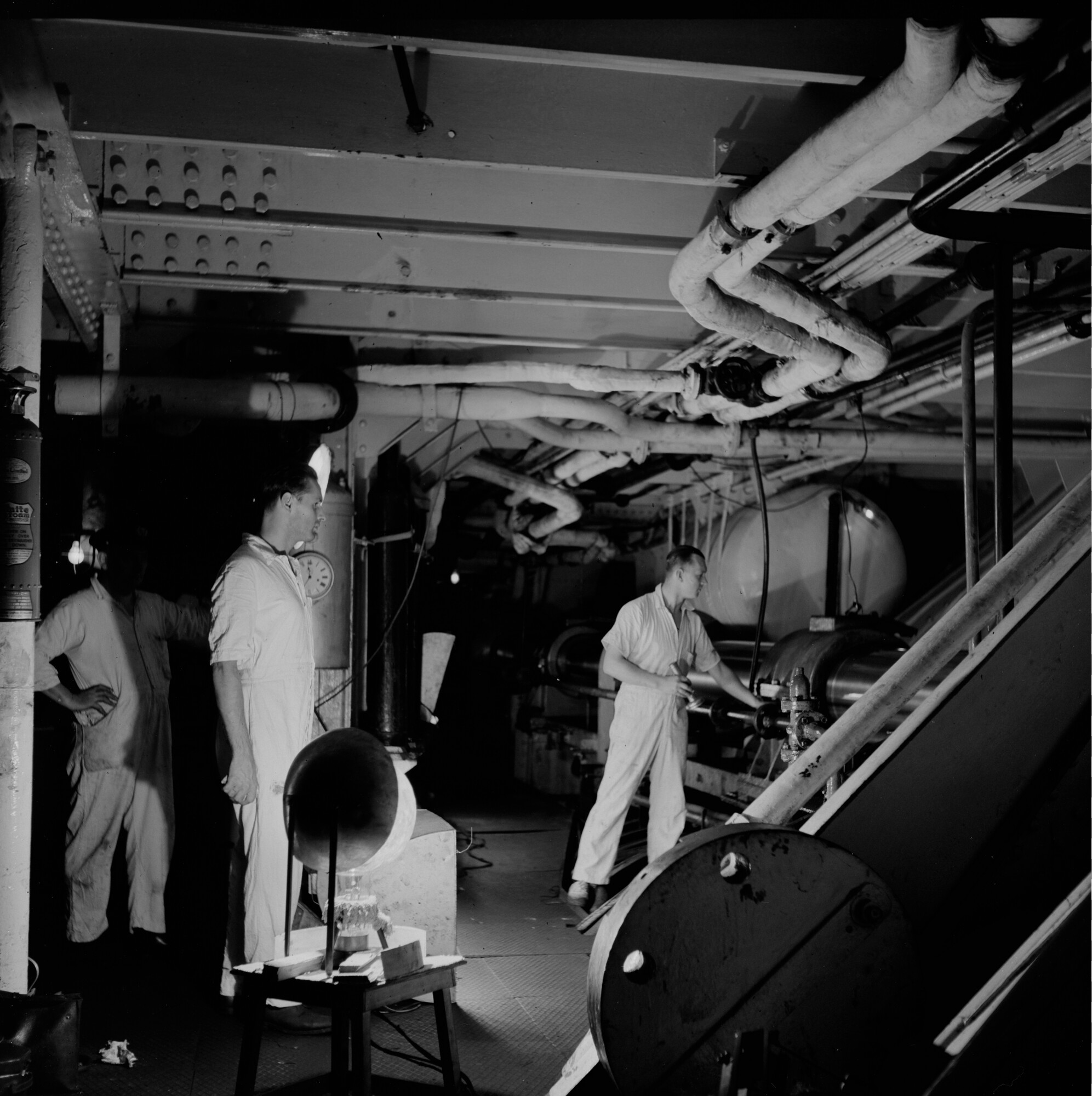 2015.1661; Negatief van een werktuigbouwkundige in de machinekamer van ms Johan van Oldenbarnevelt; negatief