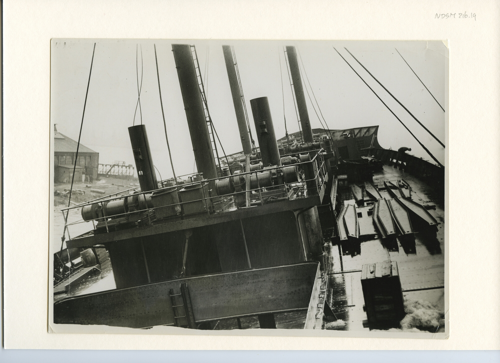 S.5444(0954)3; Foto van een brand a/b/ het Noorse vrachtschip ms. Moldanger tijdens de afbouw; foto