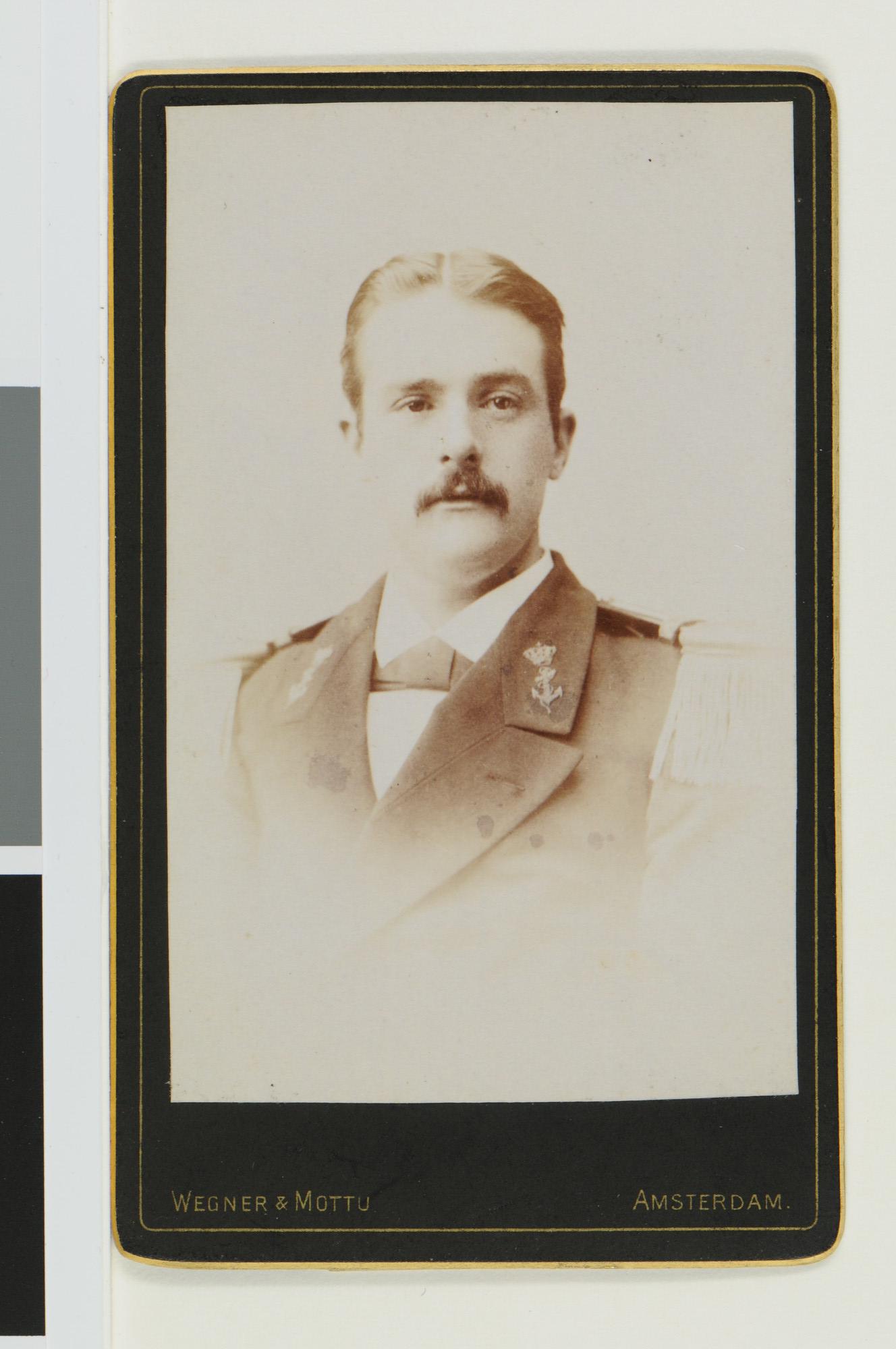 S.0653(16)22; Portretfoto van luitenant ter zee tweede klasse J.P.M. Kluit (1858-1900); foto