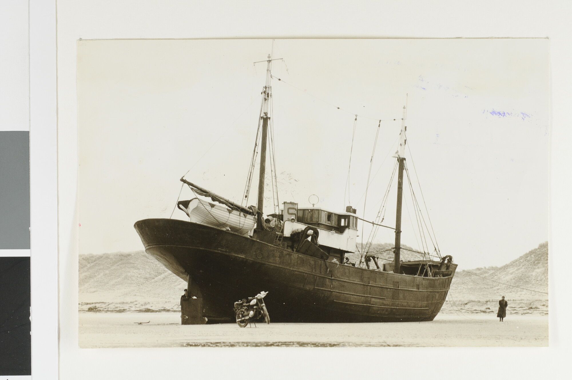 S.6408(1076); De Helderse viskotter De drie Gebroeders (HD 79) ligt vast op het strand van Texel [...]; foto