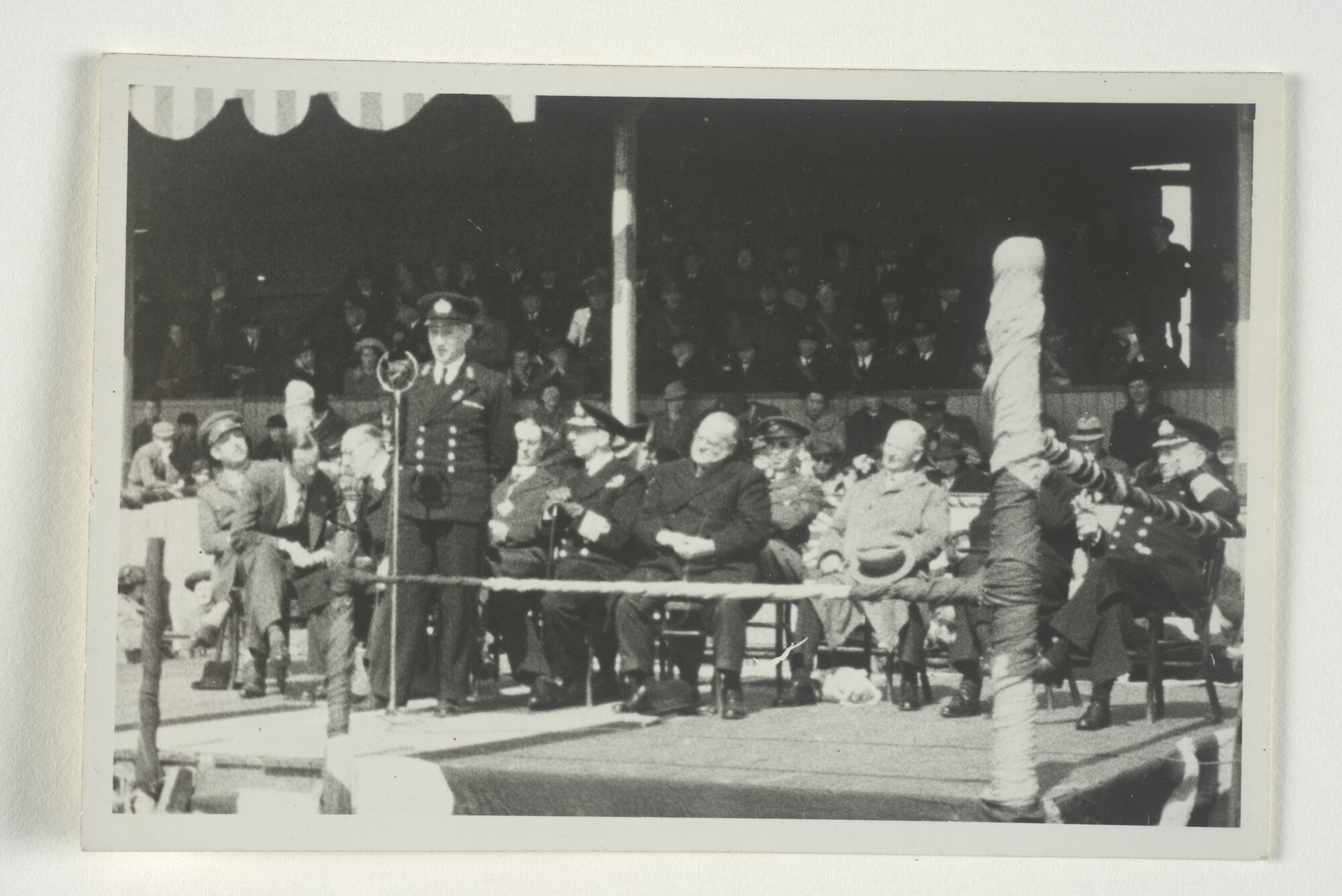S.6281(17); luitenant ter zee I Van Straelen, commandant Hr.Ms. Flores, een toespraak houden te [...]; foto