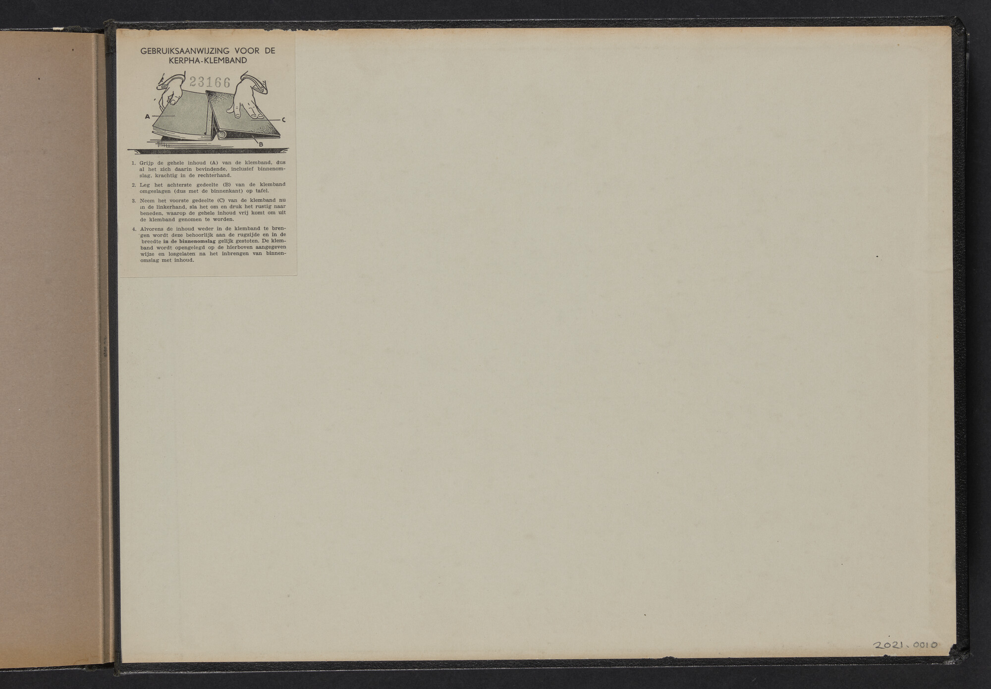 2021.0010; Fotoalbum van Joost Ossewaarde, radiotelegrafist, van reizen op diverse schepen van 1953 t/m 1958; fotoalbum