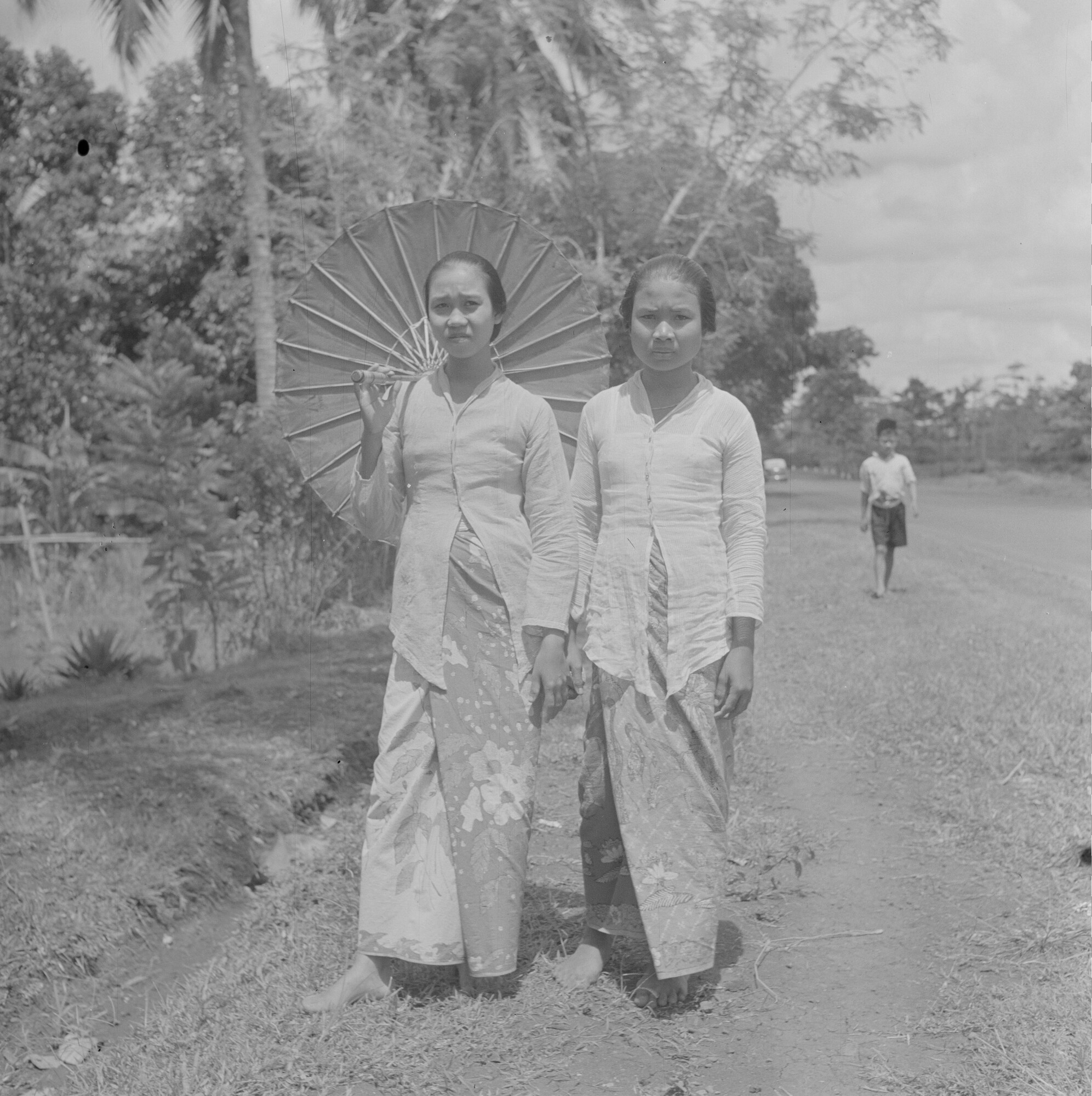 2015.3084; Negatief van twee Soendanese (Sundanese) vrouwen onder een parasol; negatief