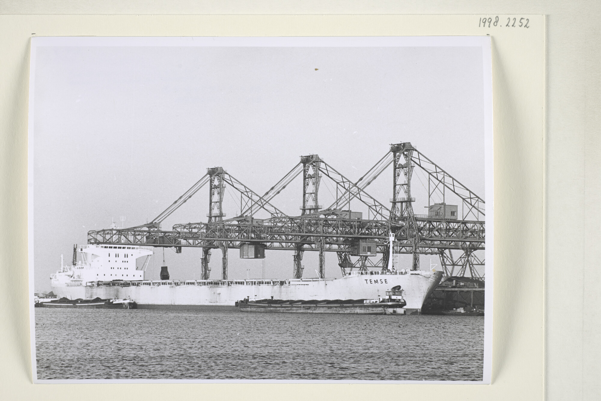 1998.2252; Massagoedoverslag bij de OBA in de Westhaven te Amsterdam, februari 1967; foto