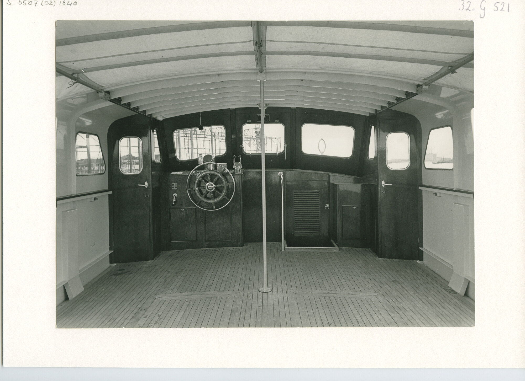 S.6507(02)1640.01; Zwart-wit foto van het interieur van het motorjacht Twin Rivers; foto