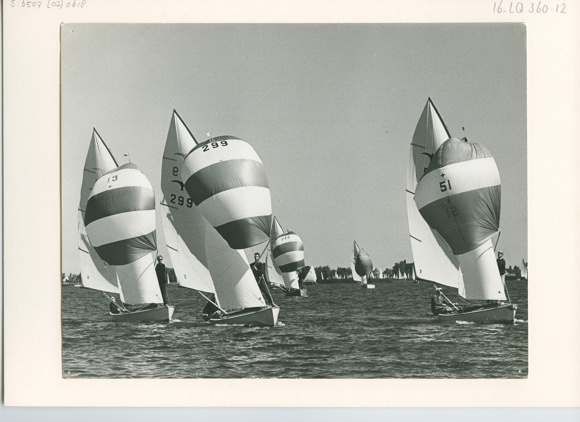 S.6507(02)0618.05; Zwart-wit foto van de Nieuw Loosdrechtweek 1963: de Valkenklasse; foto
