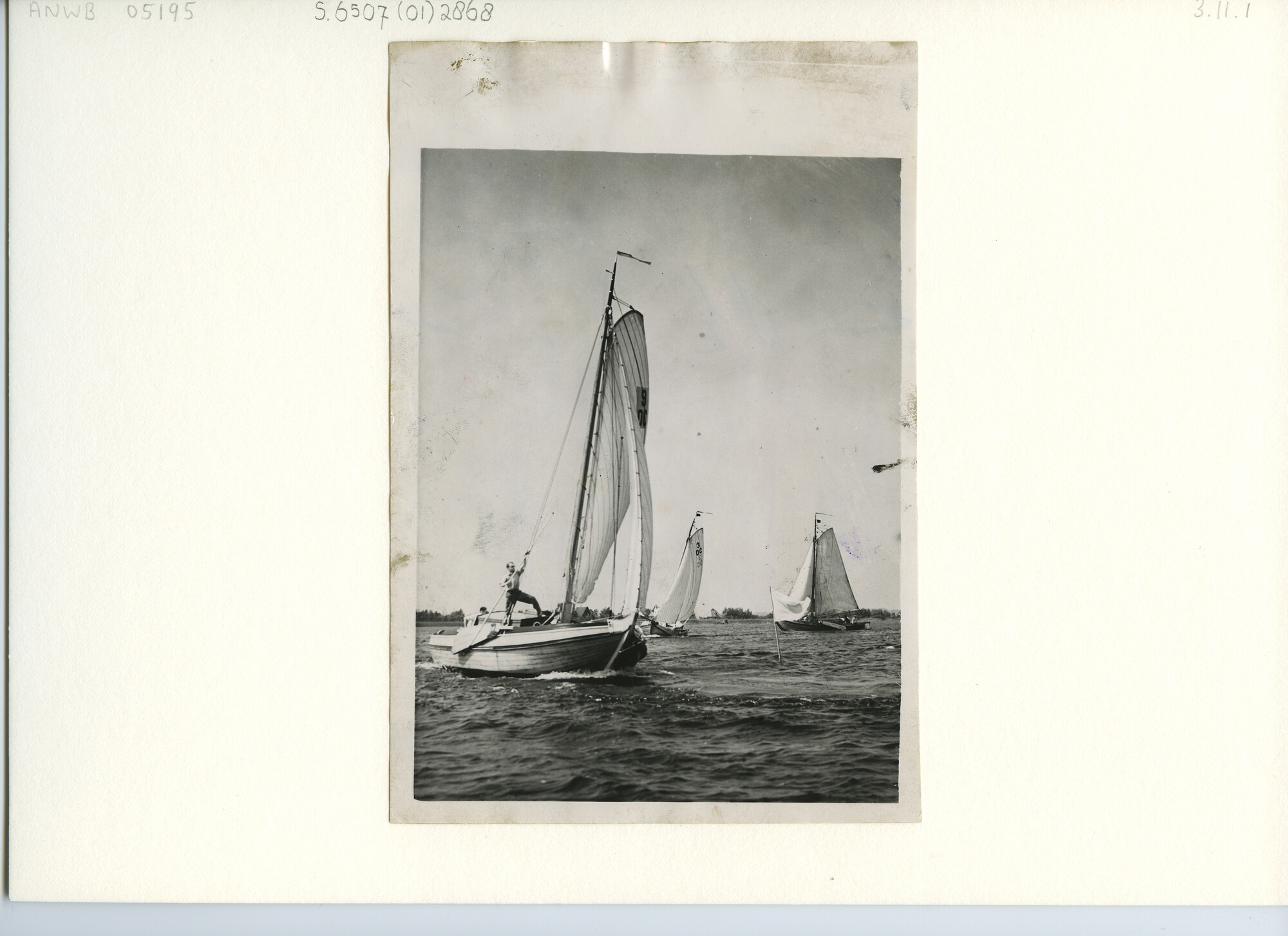 S.6507(01)2868; Twee boeiers (3 OC en 9 OC, Pudia) en een botter op Loosdrecht tijdens het ronden van een wedstrijdvlag op een staak; foto