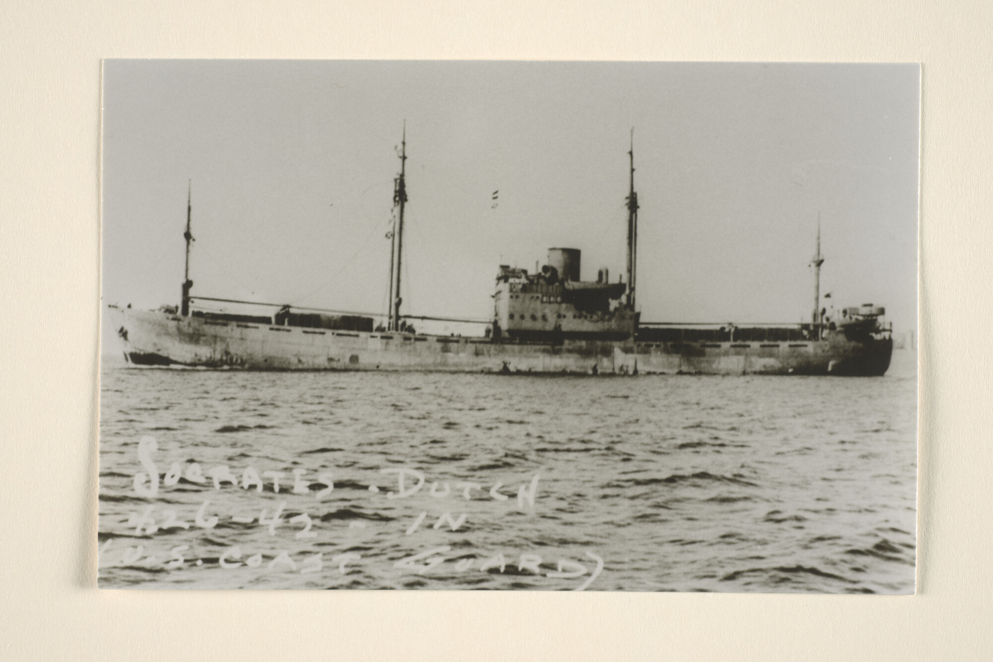 1995.6940; Het vrachtschip ms. Socrates van de KNSM in oorlogsgrijs; foto