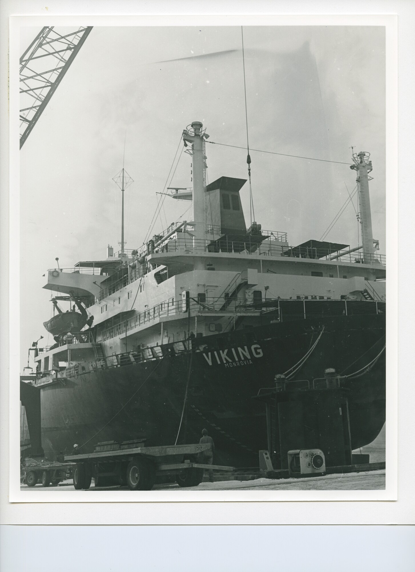 S.5444(6101); Foto van de Viking uit Monrovia aan een kade van de NDSM; foto