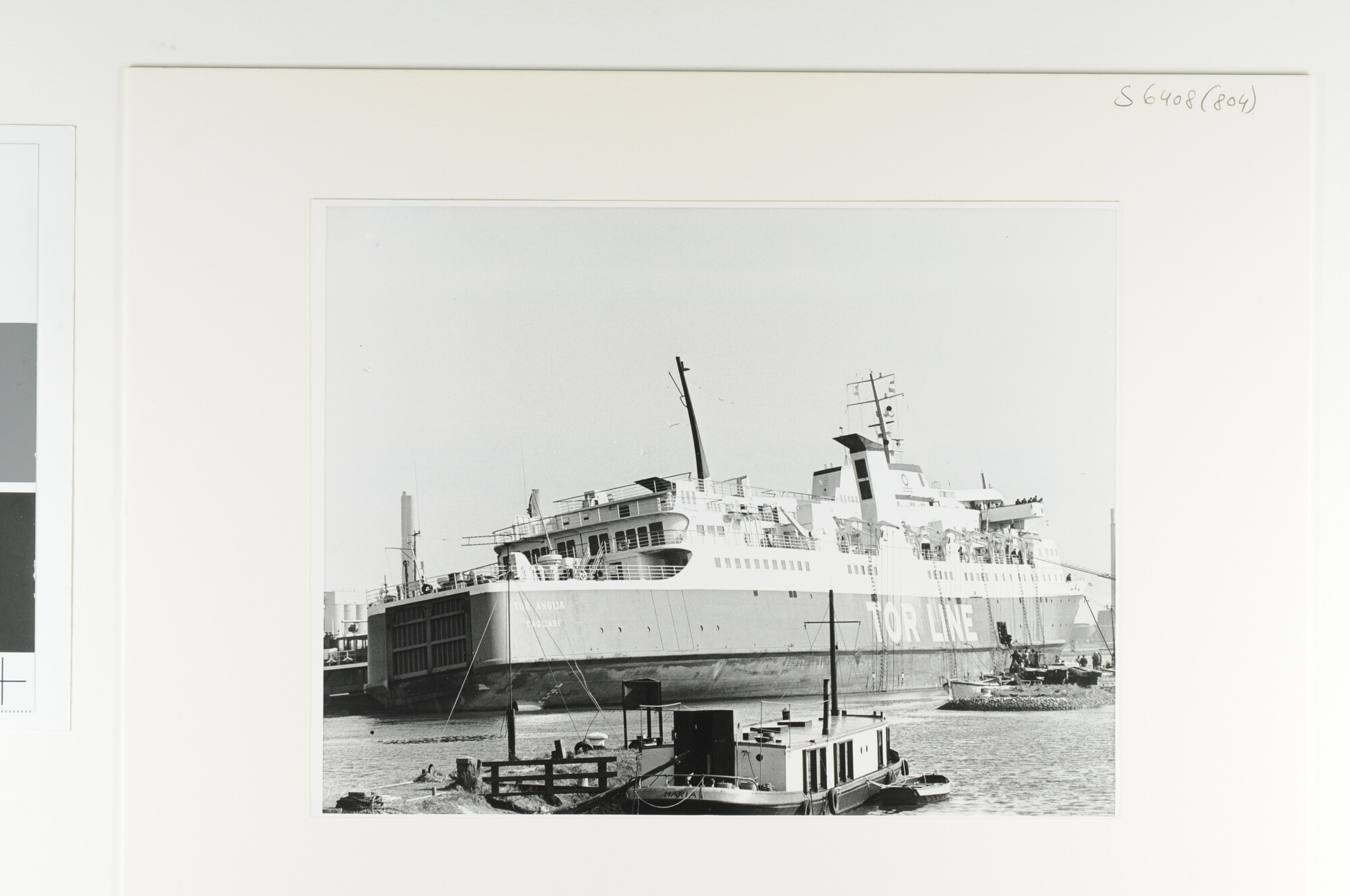 S.6408(0804); De in de sluis van IJmuiden vastgelopen Zweedse veerboot 'Tor Anglia'; fotoreportage