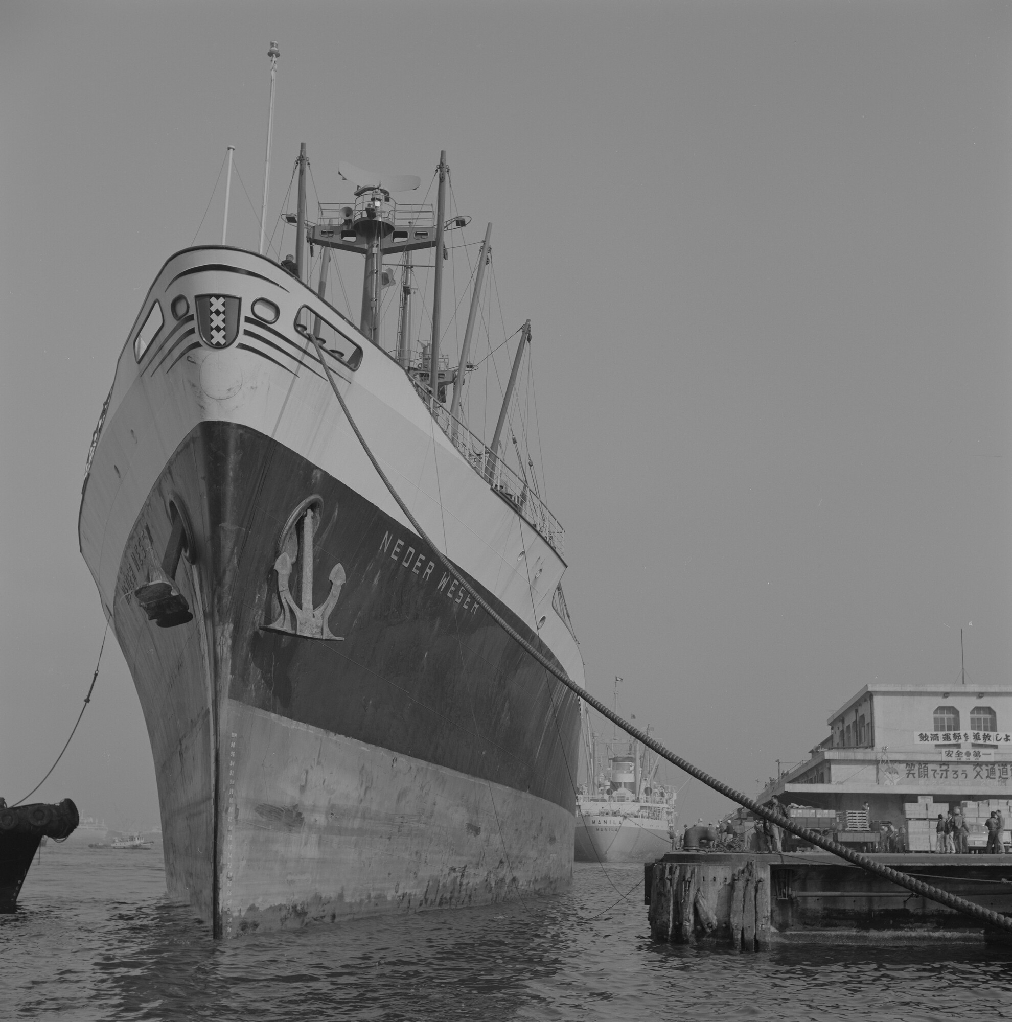 2015.1583; Negatief van de boeg van ms. Neder Weser in de haven van Yokohama; negatief