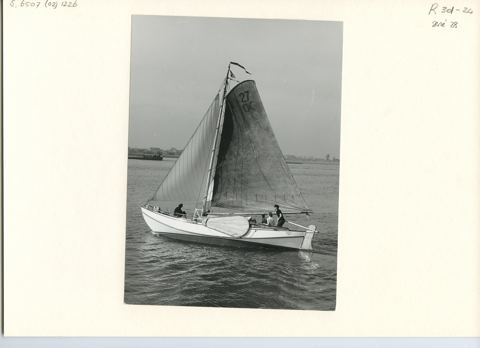 S.6507(02)1226; Zwart-wit foto van de zalmschouw met kajuit 'Vahalia' (27 OC) van de heer N.P.J.M. Daalderop; foto